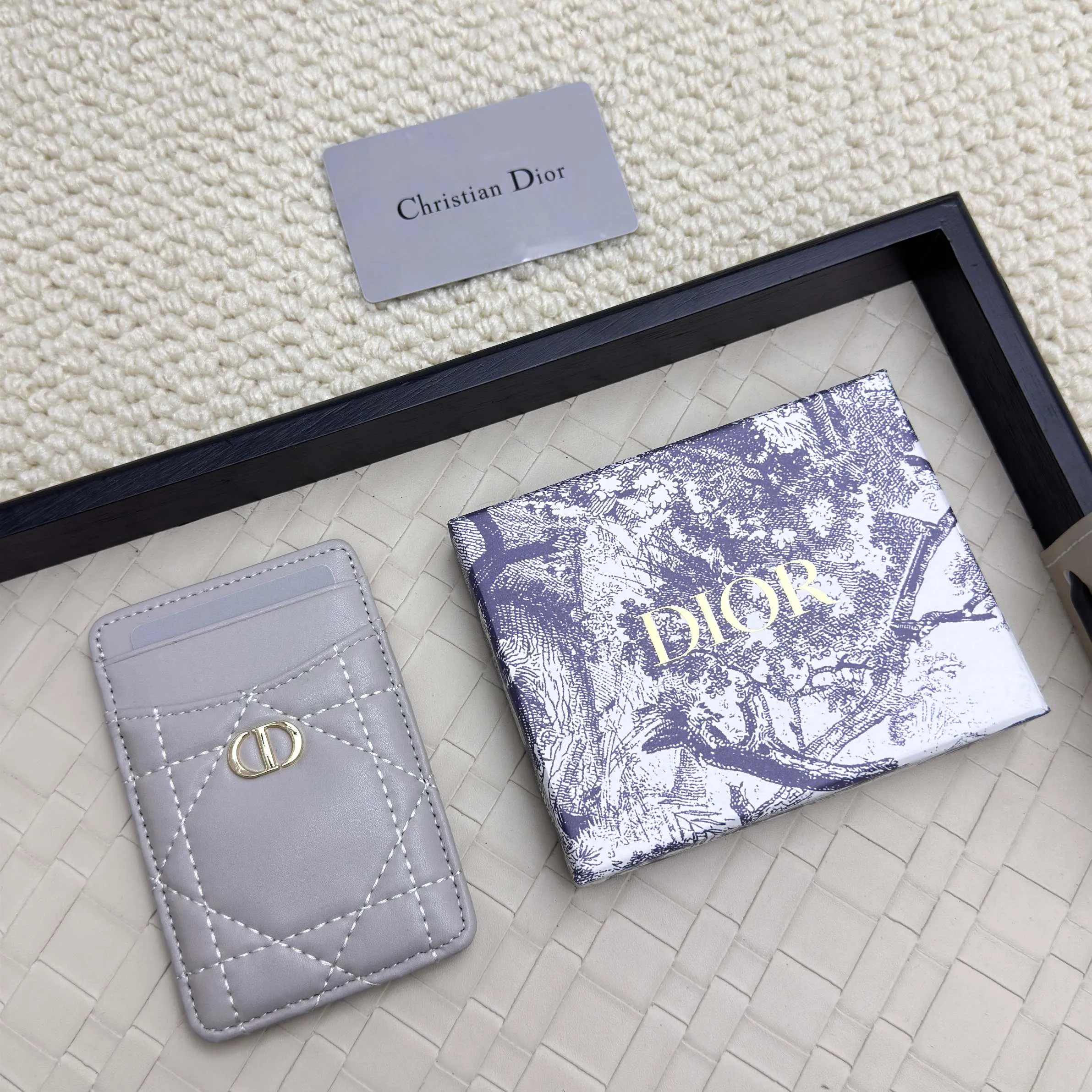 💰100 Dior's new card holder Size: 11*7.5*1, model 2379. It is carefully made of soft cowhide, decorated with cannage pattern topstitching, and embellished with the "CD" logo on the front. Elegant and refined,