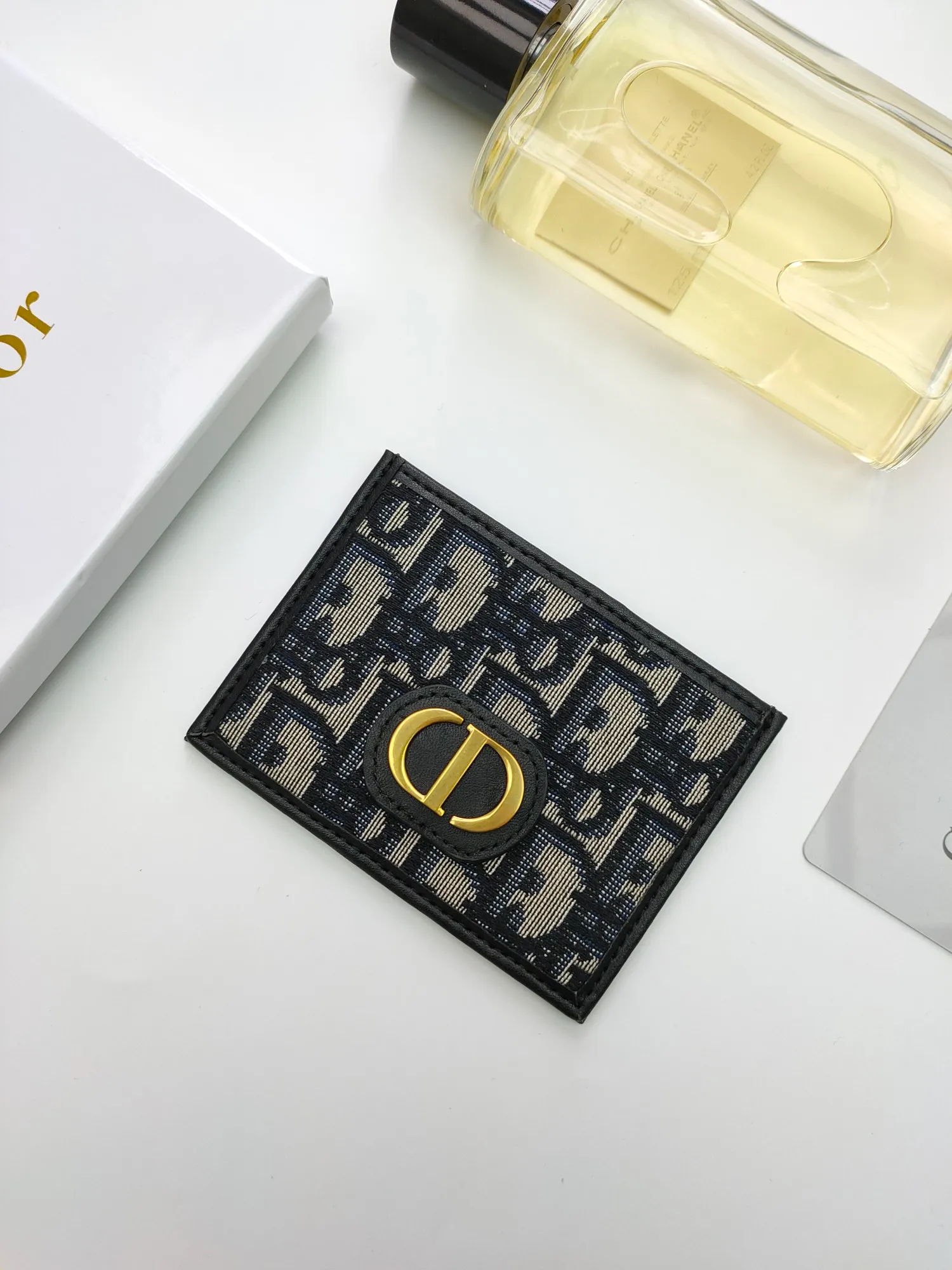 ￥90 [Color] This Dior Montaigne card holder is classic and elegant [Rose] carefully decorated with Oblique print and decorated with CD logo on the front. Style number: C2098 Size: 10*7.5cm
