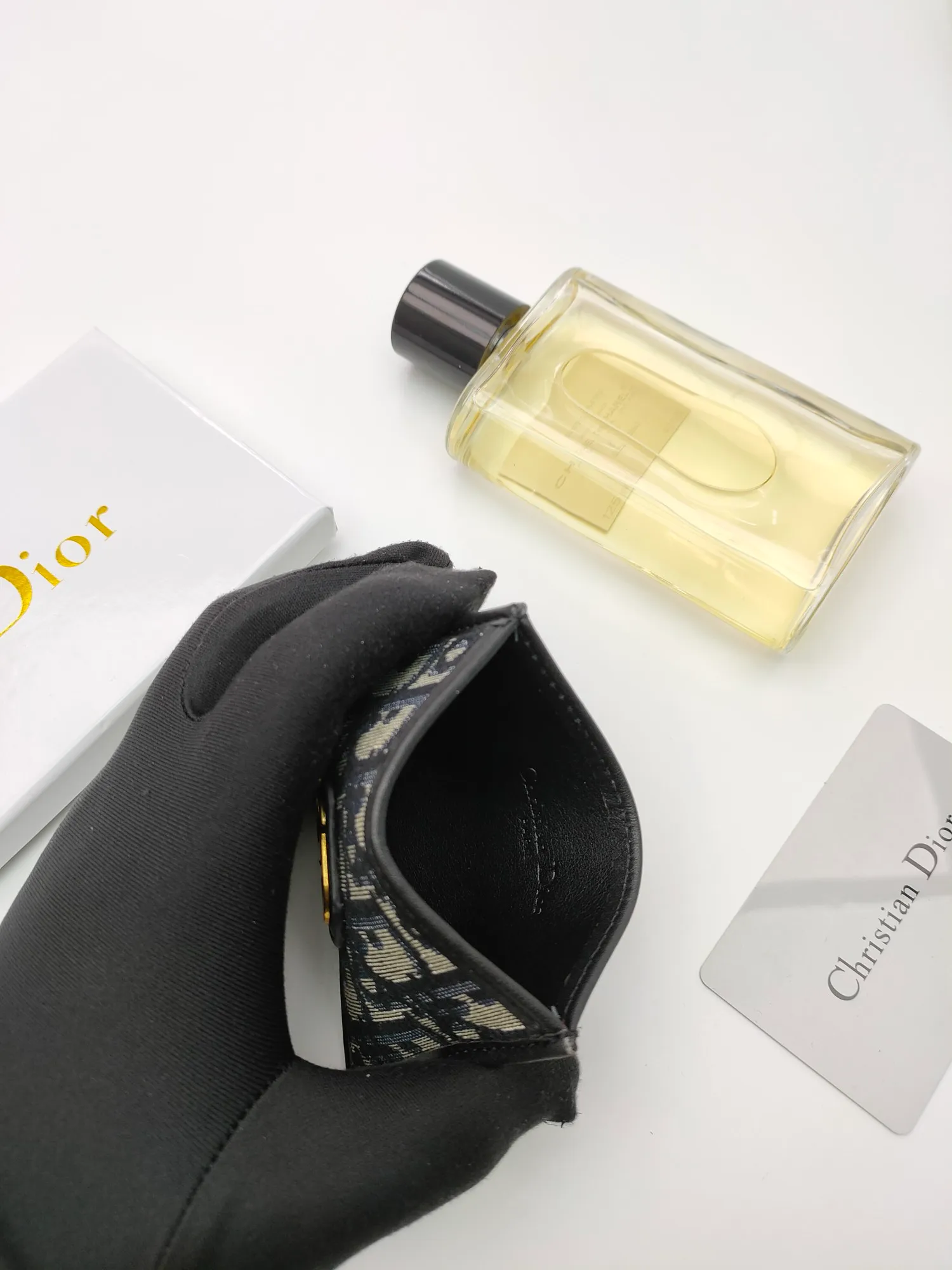 ￥90 [Color] This Dior Montaigne card holder is classic and elegant [Rose] carefully decorated with Oblique print and decorated with CD logo on the front. Style number: C2098 Size: 10*7.5cm