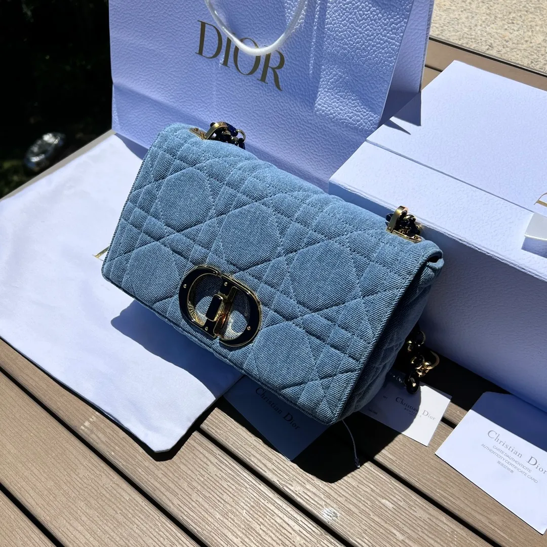 Top upgraded version💰1900 Size: 25.5×15.5×8cm Dior overseas channel resources exclusively offer Caro handbag❗️This Dior Caro handbag combines modern fashion with classic elegance, highlighting the popular style of the series. Crafted from blue denim, it features original quilted-effect oversized cannage topstitching and a flap embellished with a fluorescent blue transparent resin knob-style "CD" clasp. Medium style, equipped with a detachable metal and transparent resin "CD" chain shoulder strap, which can be carried by hand, shoulder or cross-body. It can also be replaced with Dor's embroidered wide shoulder strap to embellish daily looks or add a bright finishing touch to evening wear.