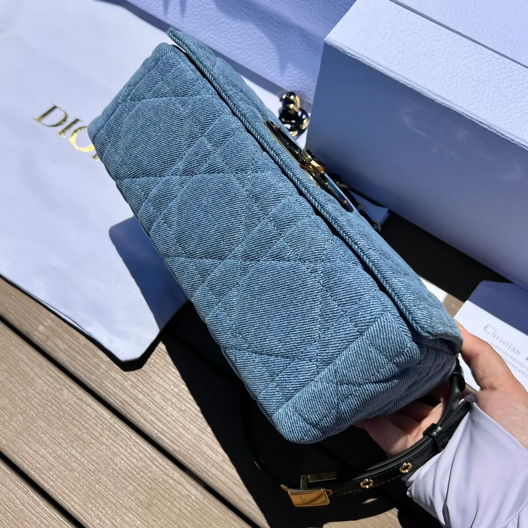 Top upgraded version💰1900 Size: 25.5×15.5×8cm Dior overseas channel resources exclusively offer Caro handbag❗️This Dior Caro handbag combines modern fashion with classic elegance, highlighting the popular style of the series. Crafted from blue denim, it features original quilted-effect oversized cannage topstitching and a flap embellished with a fluorescent blue transparent resin knob-style "CD" clasp. Medium style, equipped with a detachable metal and transparent resin "CD" chain shoulder strap, which can be carried by hand, shoulder or cross-body. It can also be replaced with Dor's embroidered wide shoulder strap to embellish daily looks or add a bright finishing touch to evening wear.