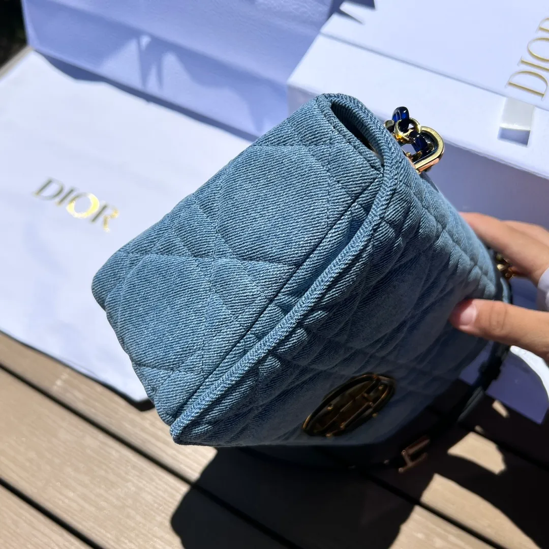 Top upgraded version💰1900 Size: 25.5×15.5×8cm Dior overseas channel resources exclusively offer Caro handbag❗️This Dior Caro handbag combines modern fashion with classic elegance, highlighting the popular style of the series. Crafted from blue denim, it features original quilted-effect oversized cannage topstitching and a flap embellished with a fluorescent blue transparent resin knob-style "CD" clasp. Medium style, equipped with a detachable metal and transparent resin "CD" chain shoulder strap, which can be carried by hand, shoulder or cross-body. It can also be replaced with Dor's embroidered wide shoulder strap to embellish daily looks or add a bright finishing touch to evening wear.