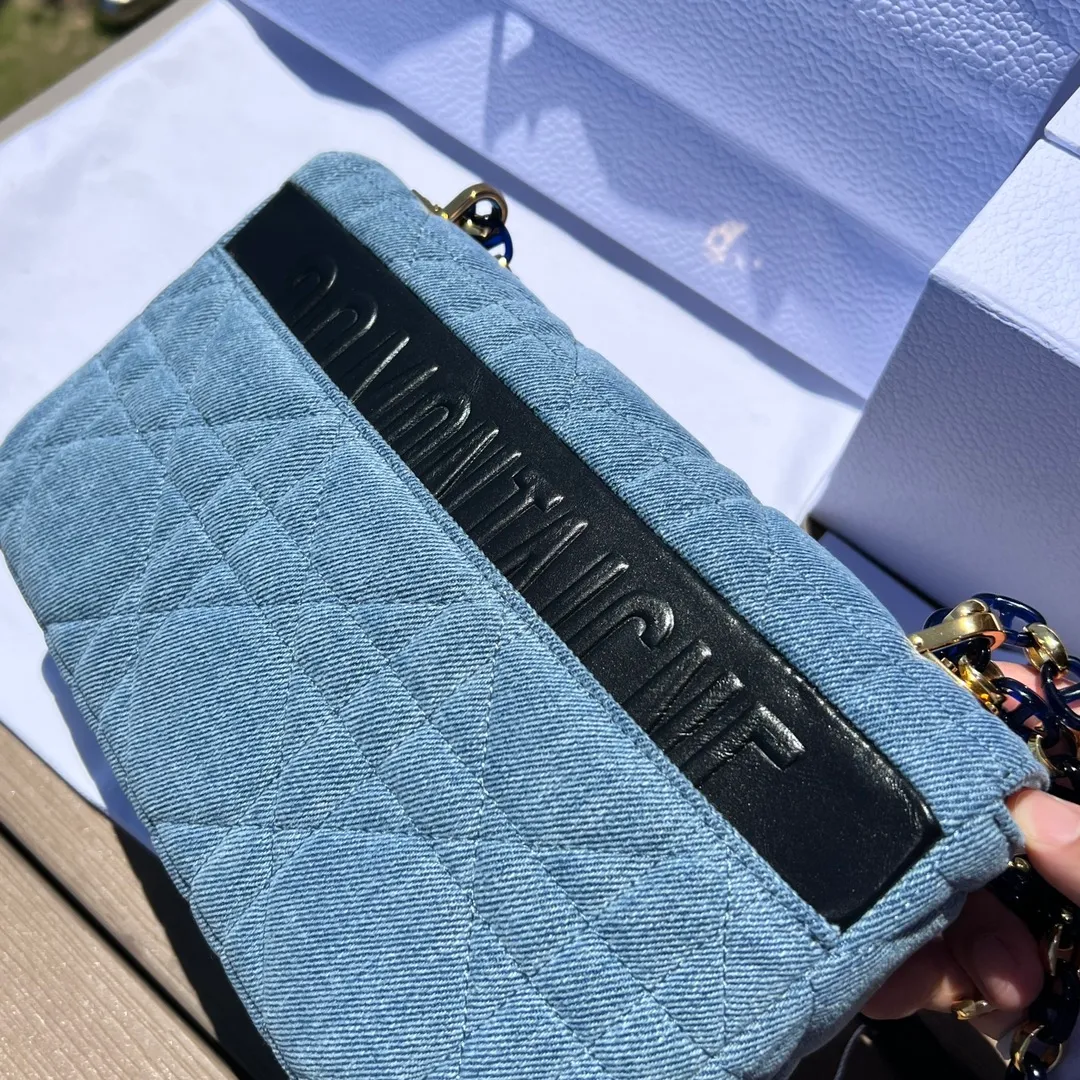 Top upgraded version💰1900 Size: 25.5×15.5×8cm Dior overseas channel resources exclusively offer Caro handbag❗️This Dior Caro handbag combines modern fashion with classic elegance, highlighting the popular style of the series. Crafted from blue denim, it features original quilted-effect oversized cannage topstitching and a flap embellished with a fluorescent blue transparent resin knob-style "CD" clasp. Medium style, equipped with a detachable metal and transparent resin "CD" chain shoulder strap, which can be carried by hand, shoulder or cross-body. It can also be replaced with Dor's embroidered wide shoulder strap to embellish daily looks or add a bright finishing touch to evening wear.