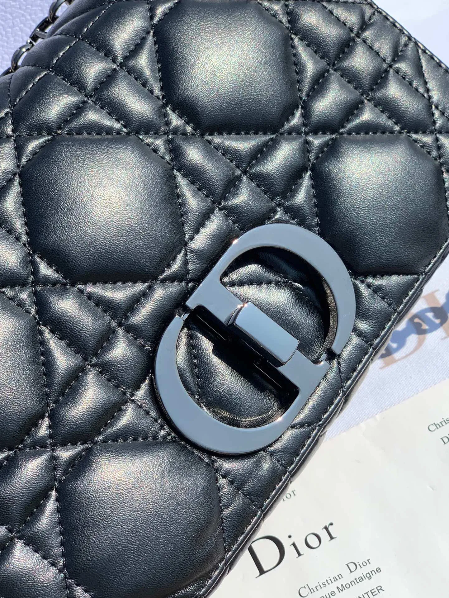 Top upgraded version 💰1900 Size 25-15-8cm [Black gun buckle] Overseas channels The latest original Dior Caro classic handbag, Italian imported tire cowhide, the surface is padded, it looks soft and waxy, super comfortable, and feels great ~ Sheepskin interior, decorated with iconic cannage stitching, and the flip cover is decorated with a retro-finished metal "CD" buckle. Inspired by the seal of the Christian Dior perfume bottle. High-quality and low-key gun black hardware, elegant and rustic, exquisite and unique chain, multiple carrying methods, considerable capacity, salty or sweet, come and get your style caro