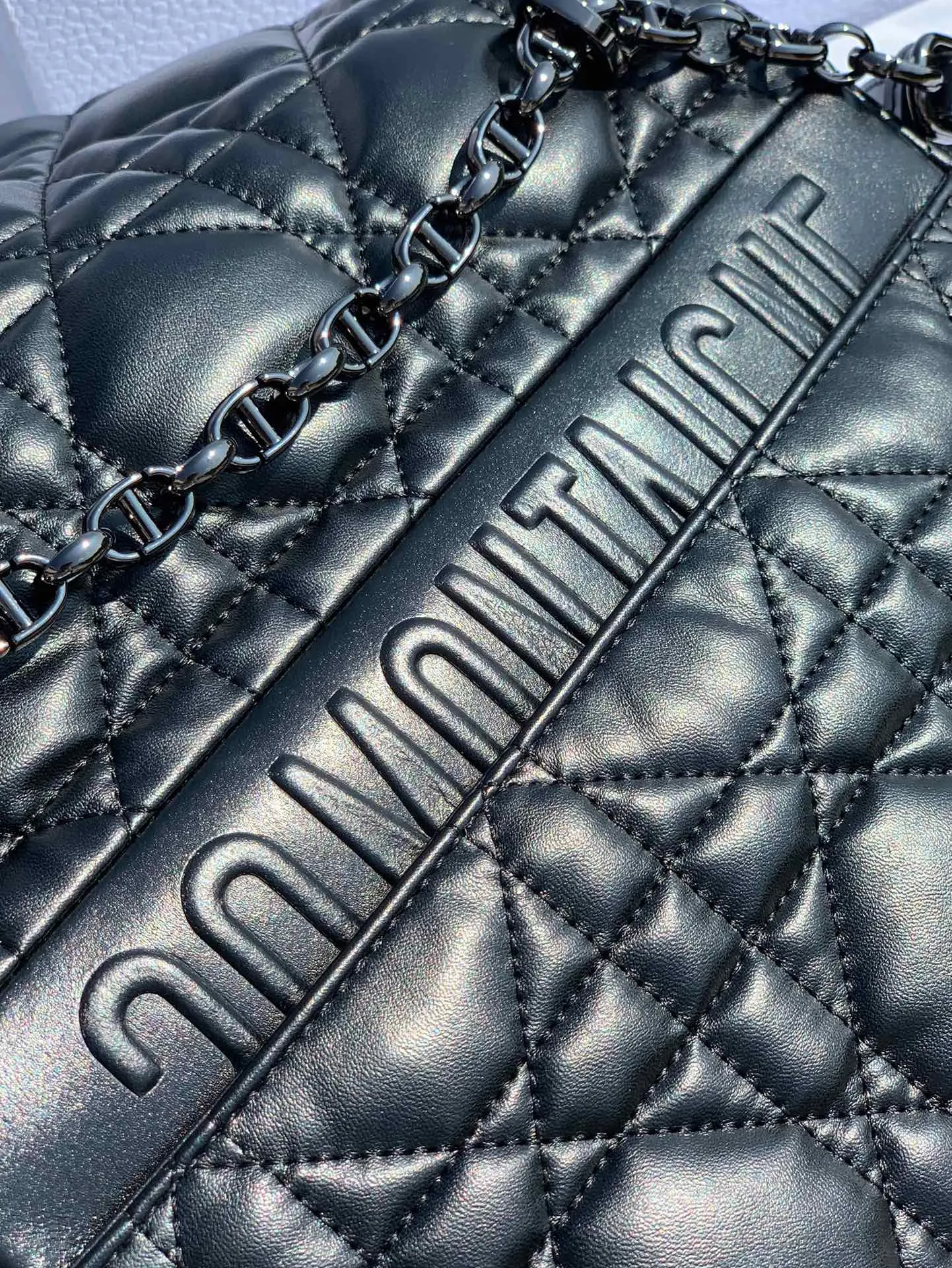 Top upgraded version 💰1900 Size 25-15-8cm [Black gun buckle] Overseas channels The latest original Dior Caro classic handbag, Italian imported tire cowhide, the surface is padded, it looks soft and waxy, super comfortable, and feels great ~ Sheepskin interior, decorated with iconic cannage stitching, and the flip cover is decorated with a retro-finished metal "CD" buckle. Inspired by the seal of the Christian Dior perfume bottle. High-quality and low-key gun black hardware, elegant and rustic, exquisite and unique chain, multiple carrying methods, considerable capacity, salty or sweet, come and get your style caro