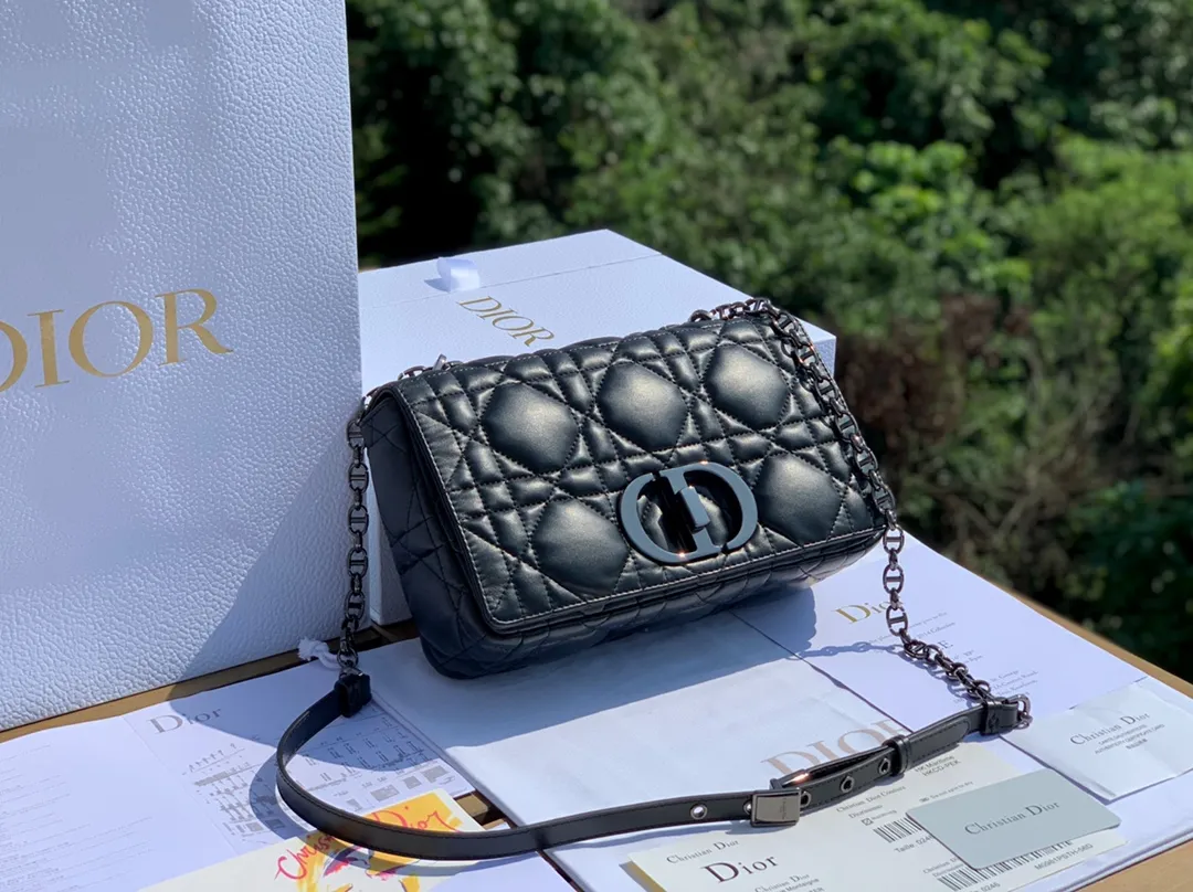 ❗️❗️❗️Free shipping with SF Express for year-end events❗️❗️❗️💰1900 Size 25-15-8cm [Black gun buckle] Overseas channel Original latest Dior Caro classic handbag, Italian imported calfskin, padded on the surface, looks soft and waxy, super comfortable, feels great ~ Sheepskin lining, decorated with iconic cannage stitching , the flap is embellished with a vintage-finish metal "CD" clasp inspired by the closure of Christian Dior perfume bottles. High-quality and low-key gun black hardware, elegant and rustic, exquisite and unique chain, multiple carrying methods, considerable capacity, salty or sweet, come and get your style caro