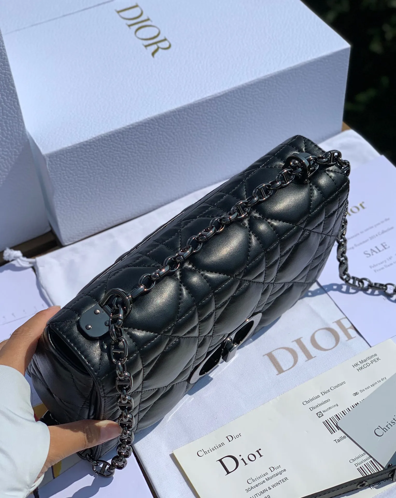 ❗️❗️❗️Free shipping with SF Express for year-end events❗️❗️❗️💰1900 Size 25-15-8cm [Black gun buckle] Overseas channel Original latest Dior Caro classic handbag, Italian imported calfskin, padded on the surface, looks soft and waxy, super comfortable, feels great ~ Sheepskin lining, decorated with iconic cannage stitching , the flap is embellished with a vintage-finish metal "CD" clasp inspired by the closure of Christian Dior perfume bottles. High-quality and low-key gun black hardware, elegant and rustic, exquisite and unique chain, multiple carrying methods, considerable capacity, salty or sweet, come and get your style caro