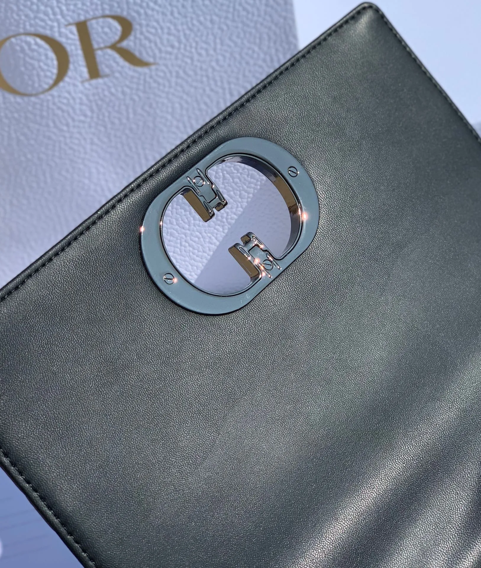 ❗️❗️❗️Free shipping with SF Express for year-end events❗️❗️❗️💰1900 Size 25-15-8cm [Black gun buckle] Overseas channel Original latest Dior Caro classic handbag, Italian imported calfskin, padded on the surface, looks soft and waxy, super comfortable, feels great ~ Sheepskin lining, decorated with iconic cannage stitching , the flap is embellished with a vintage-finish metal "CD" clasp inspired by the closure of Christian Dior perfume bottles. High-quality and low-key gun black hardware, elegant and rustic, exquisite and unique chain, multiple carrying methods, considerable capacity, salty or sweet, come and get your style caro