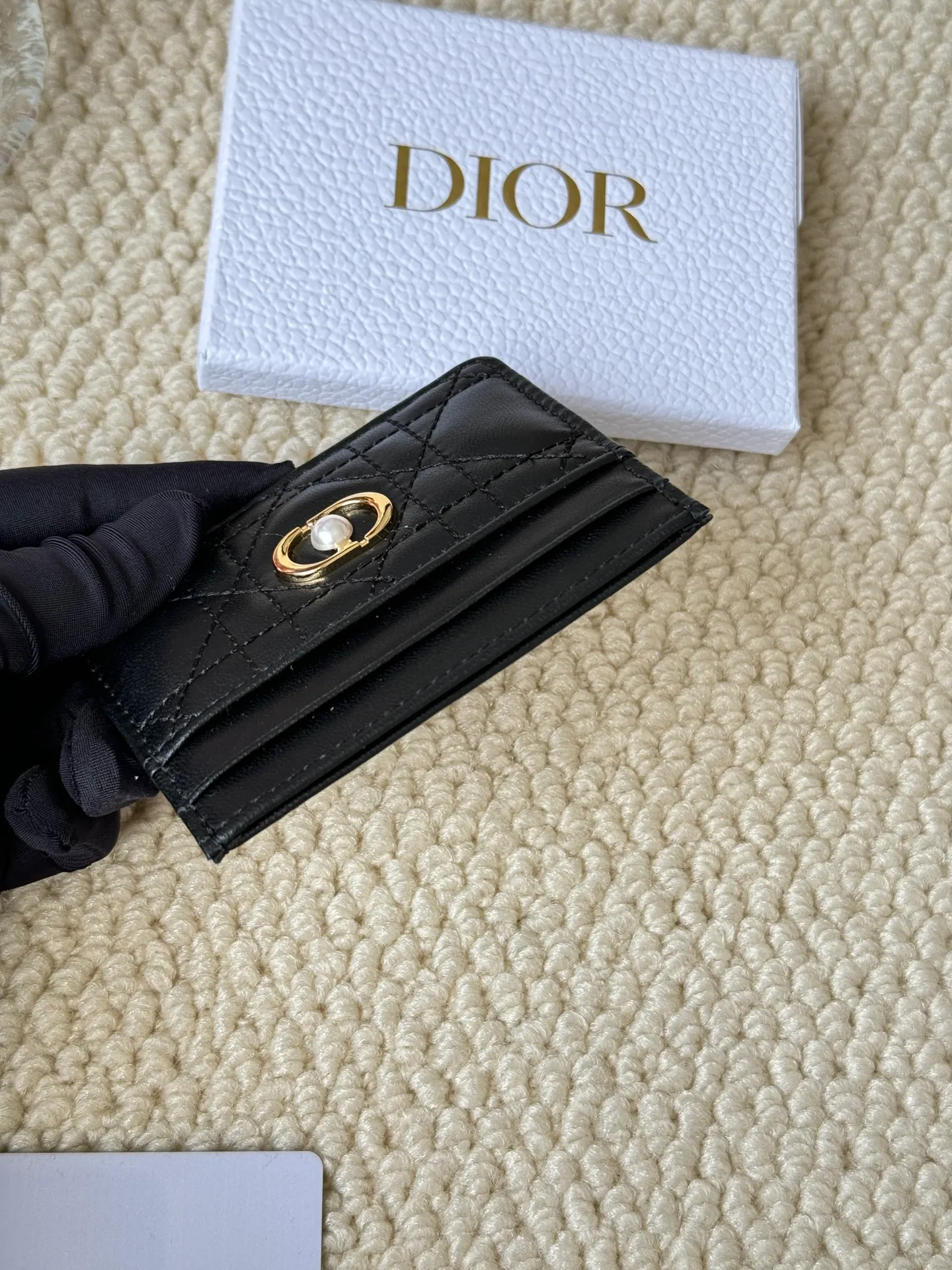 💰110 dior card cd card holder New style CD with a mini pearl on the front No.: S3103 Carefully made of soft cowhide, decorated with cannage pattern topstitching, embellished with "CD" ➕ pearl embellishment logo on the front. Elegant and sophisticated, it has five card slots and is suitable for various occasions. Size: 10.5*7.5cm Dior Caro five-compartment card holder is a new product this season, elegant and practical.