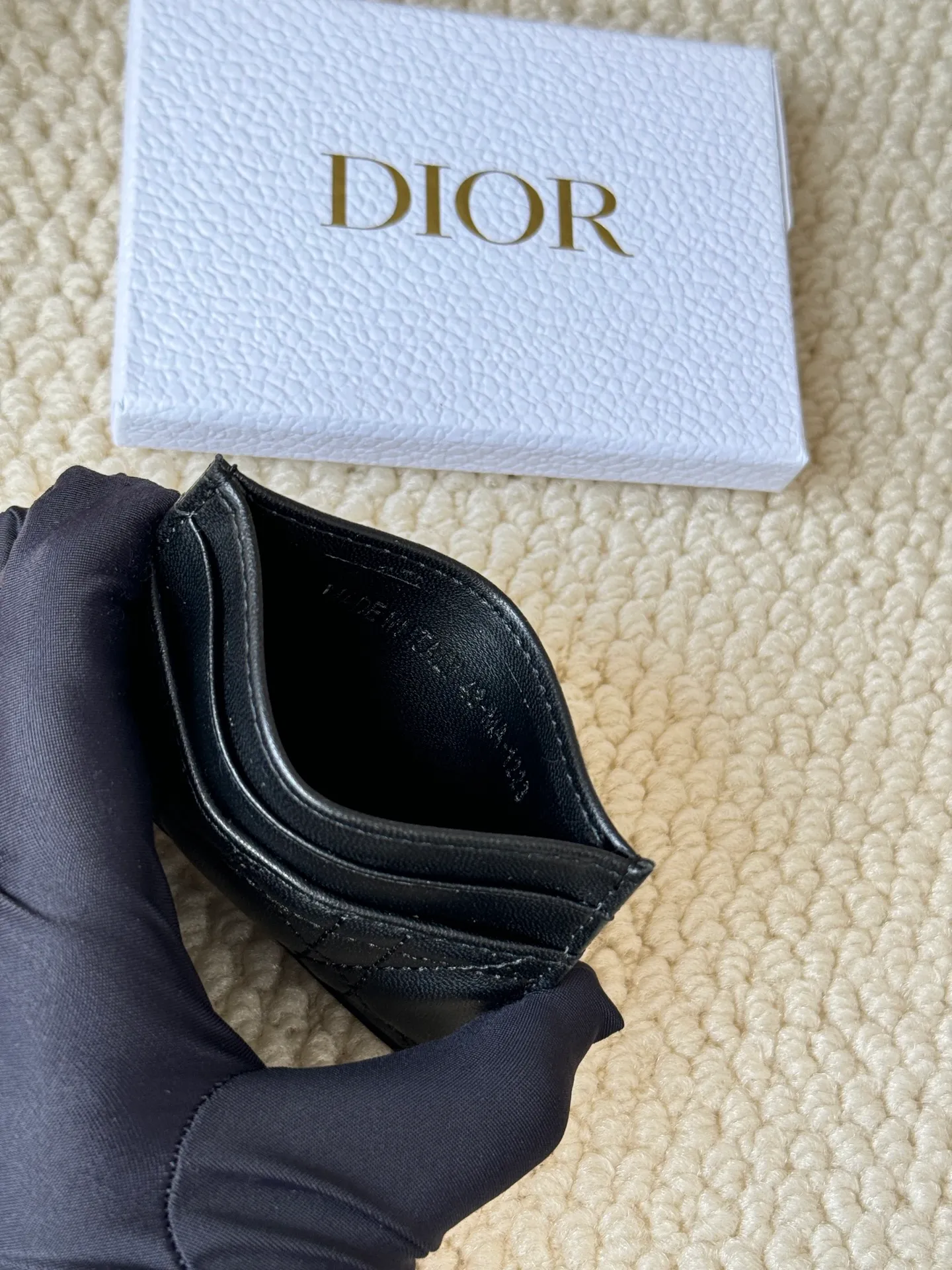 💰110 dior card cd card holder New style CD with a mini pearl on the front No.: S3103 Carefully made of soft cowhide, decorated with cannage pattern topstitching, embellished with "CD" ➕ pearl embellishment logo on the front. Elegant and sophisticated, it has five card slots and is suitable for various occasions. Size: 10.5*7.5cm Dior Caro five-compartment card holder is a new product this season, elegant and practical.