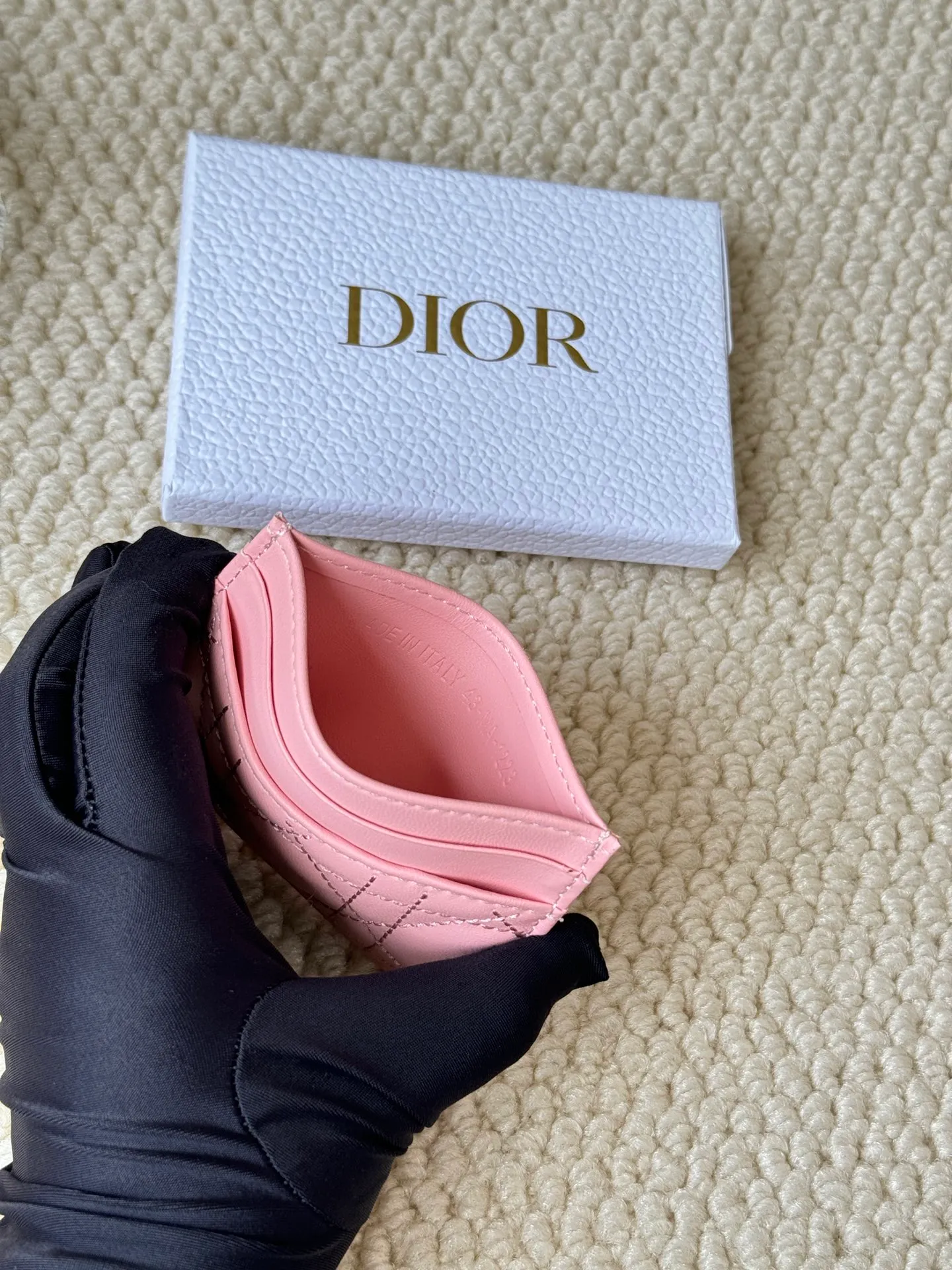 💰110 dior card cd card holder New style CD with a mini pearl on the front No.: S3103 Carefully made of soft cowhide, decorated with cannage pattern topstitching, embellished with "CD" ➕ pearl embellishment logo on the front. Elegant and sophisticated, it has five card slots and is suitable for various occasions. Size: 10.5*7.5cm Dior Caro five-compartment card holder is a new product this season, elegant and practical.