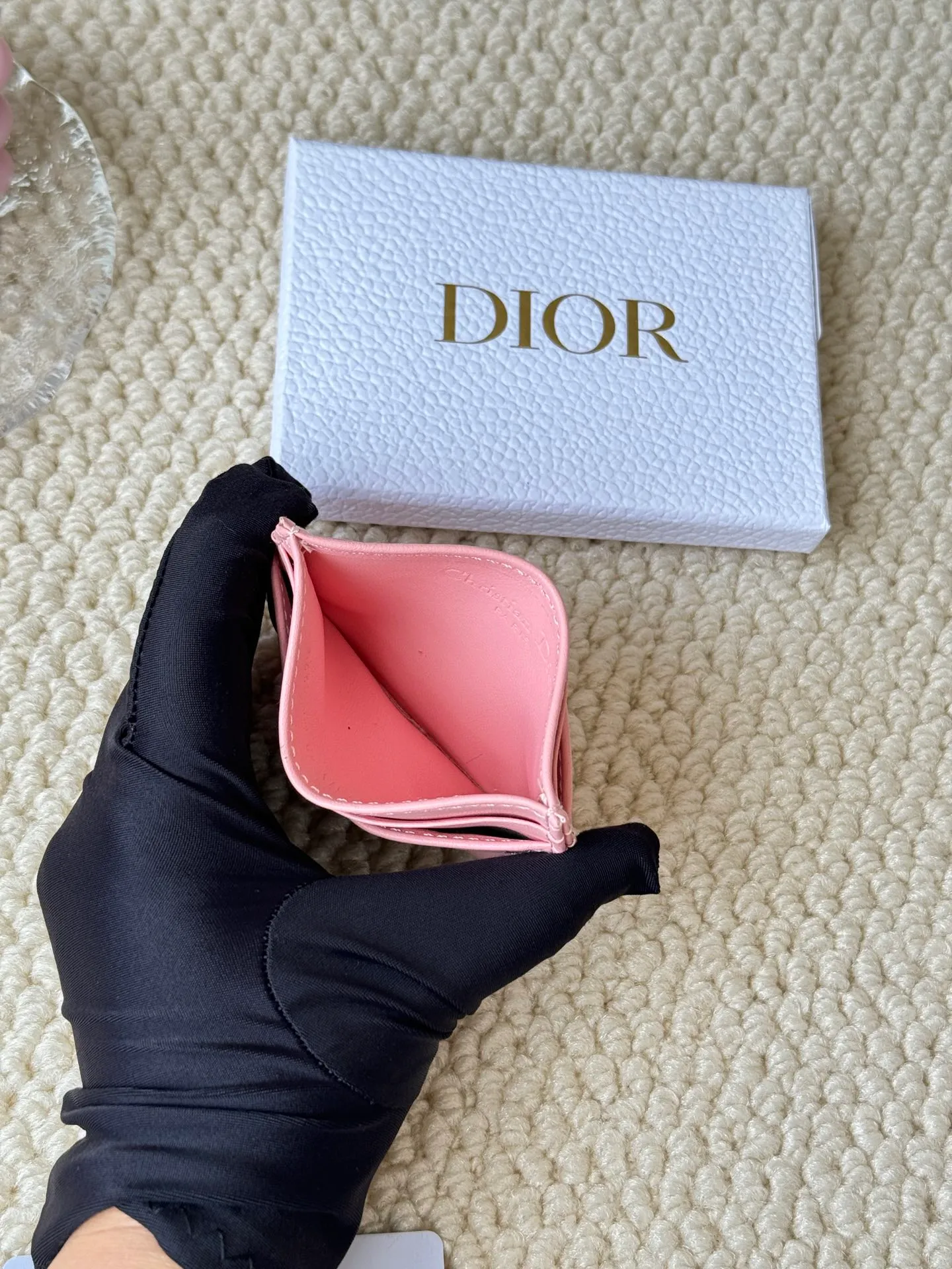 💰110 dior card cd card holder New style CD with a mini pearl on the front No.: S3103 Carefully made of soft cowhide, decorated with cannage pattern topstitching, embellished with "CD" ➕ pearl embellishment logo on the front. Elegant and sophisticated, it has five card slots and is suitable for various occasions. Size: 10.5*7.5cm Dior Caro five-compartment card holder is a new product this season, elegant and practical.