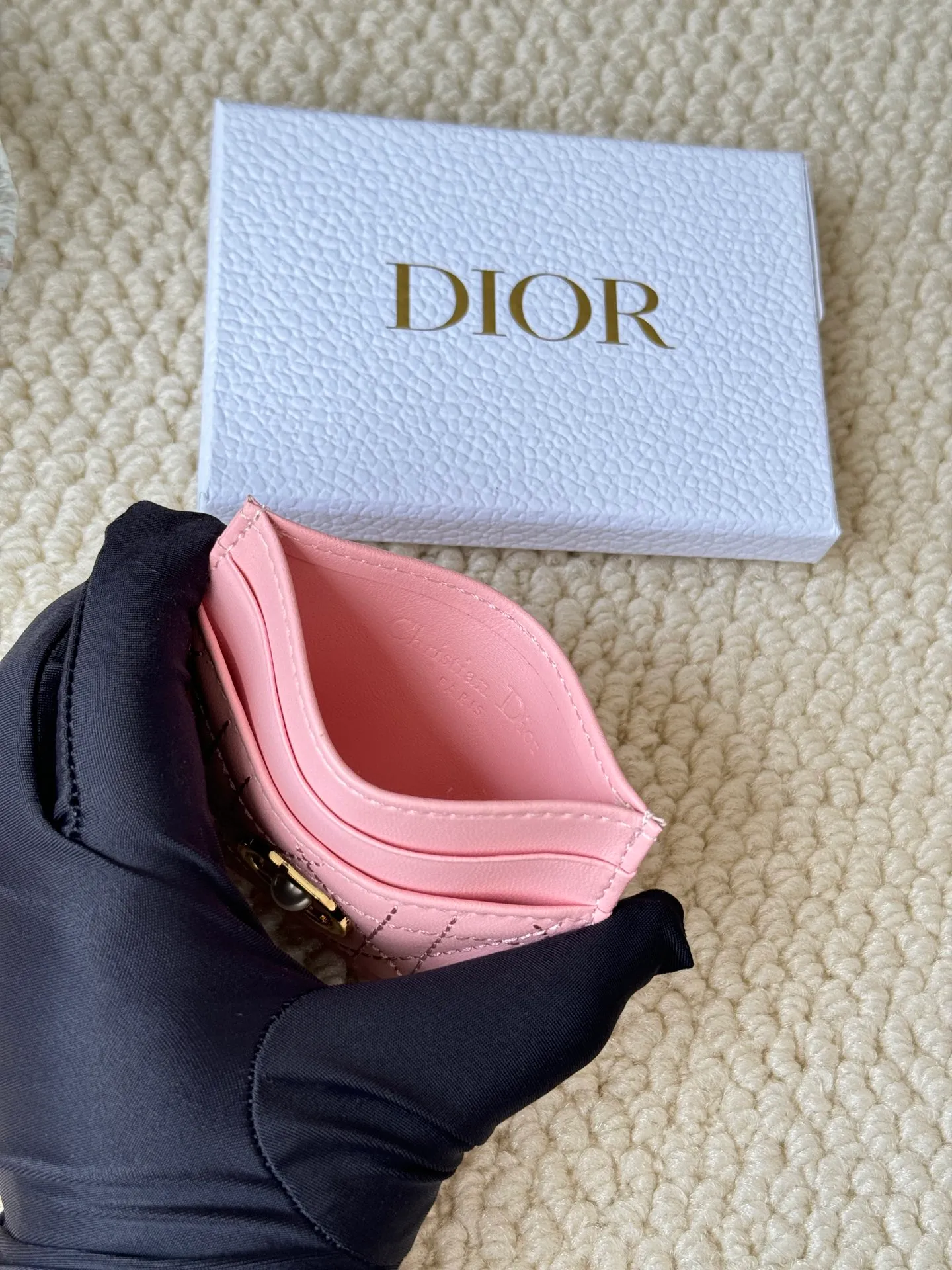 💰110 dior card cd card holder New style CD with a mini pearl on the front No.: S3103 Carefully made of soft cowhide, decorated with cannage pattern topstitching, embellished with "CD" ➕ pearl embellishment logo on the front. Elegant and sophisticated, it has five card slots and is suitable for various occasions. Size: 10.5*7.5cm Dior Caro five-compartment card holder is a new product this season, elegant and practical.