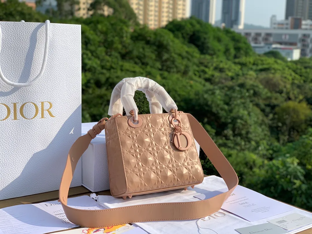 Top upgraded version 💰2000 Size 20-17-8cm Four-frame rose pink Exclusive channel The 2022 spring and summer series launches the Diamond Cannage series handbags. An undulating diamond-cut cannage pattern is created on the calfskin through an embossing process. It is paired with matte hardware of the same color, giving the bag a texture like a marble sculpture.