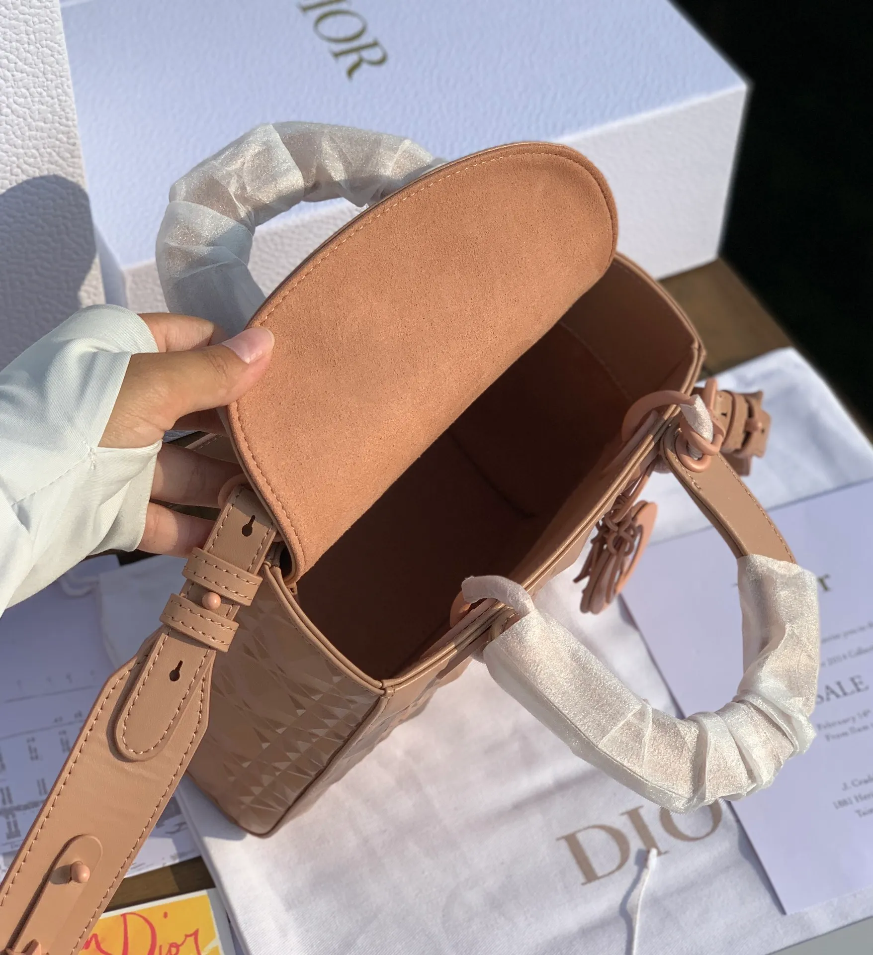 Top upgraded version 💰2000 Size 20-17-8cm Four-frame rose pink Exclusive channel The 2022 spring and summer series launches the Diamond Cannage series handbags. An undulating diamond-cut cannage pattern is created on the calfskin through an embossing process. It is paired with matte hardware of the same color, giving the bag a texture like a marble sculpture.