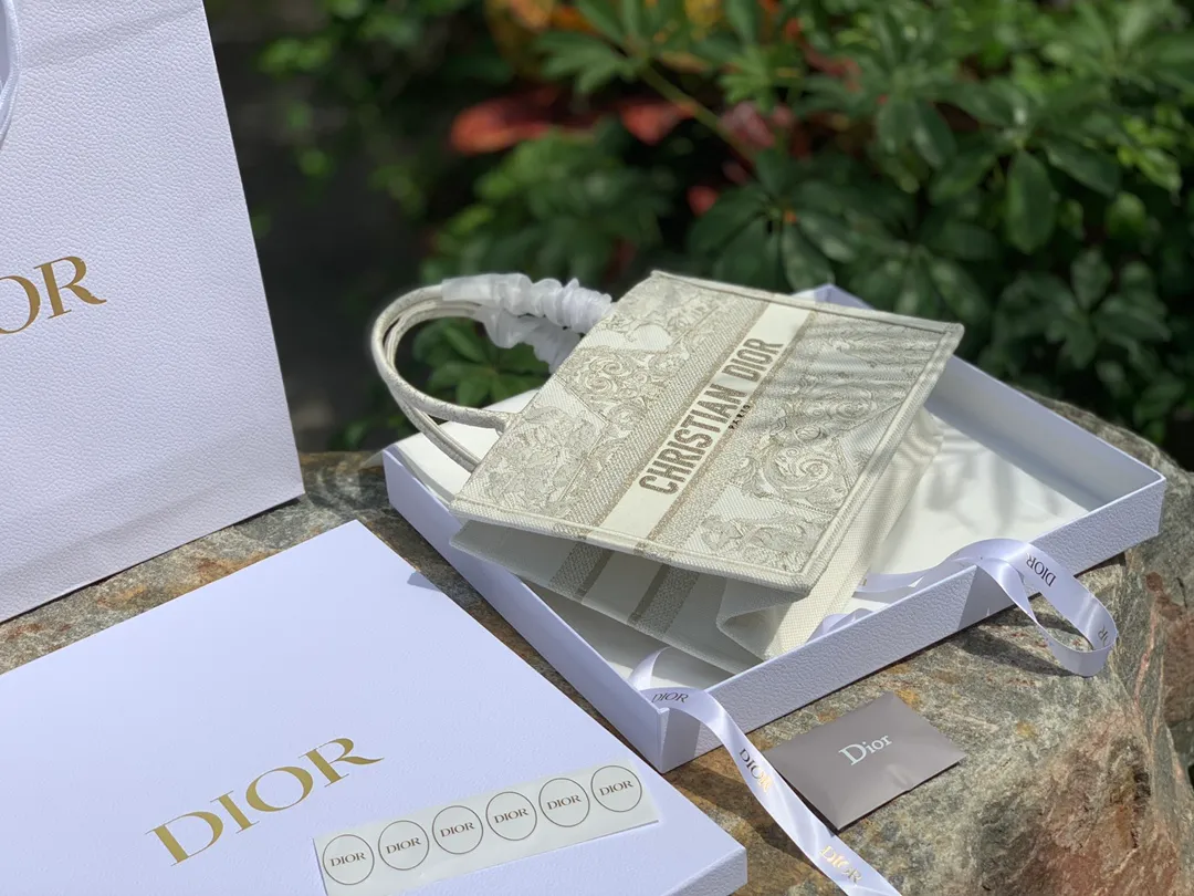 Top upgraded version💰1500 Dimensions 36 x 27.5 x 16.5 CM Pure European overseas channel goods! D’s tote is so popular! This series has always been out of stock and replenished. In the latest season, the counter launched a horizontal striped blue tiger tote bag! It still uses blue tiger as the base, but adds a horizontal stripe design on the surface of the bag. The upper body is more beautiful and special, and it is easy to carry and photogenic! The return rate is 100% when it comes out, so if you haven’t bought this series before, buy it now!