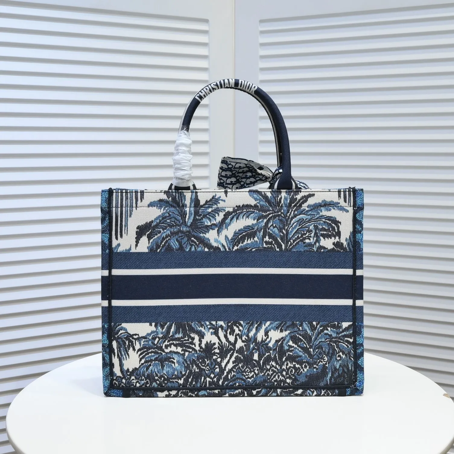 💰340￥Small size with silk scarf and overlock🔜Dior new shopping bag at Dior counter! Counters are updated simultaneously! Limited edition of the same style as the stars! Super stylish! Imported fabric👍high-end quality! Model: 8034 Size: 36*27*16cm