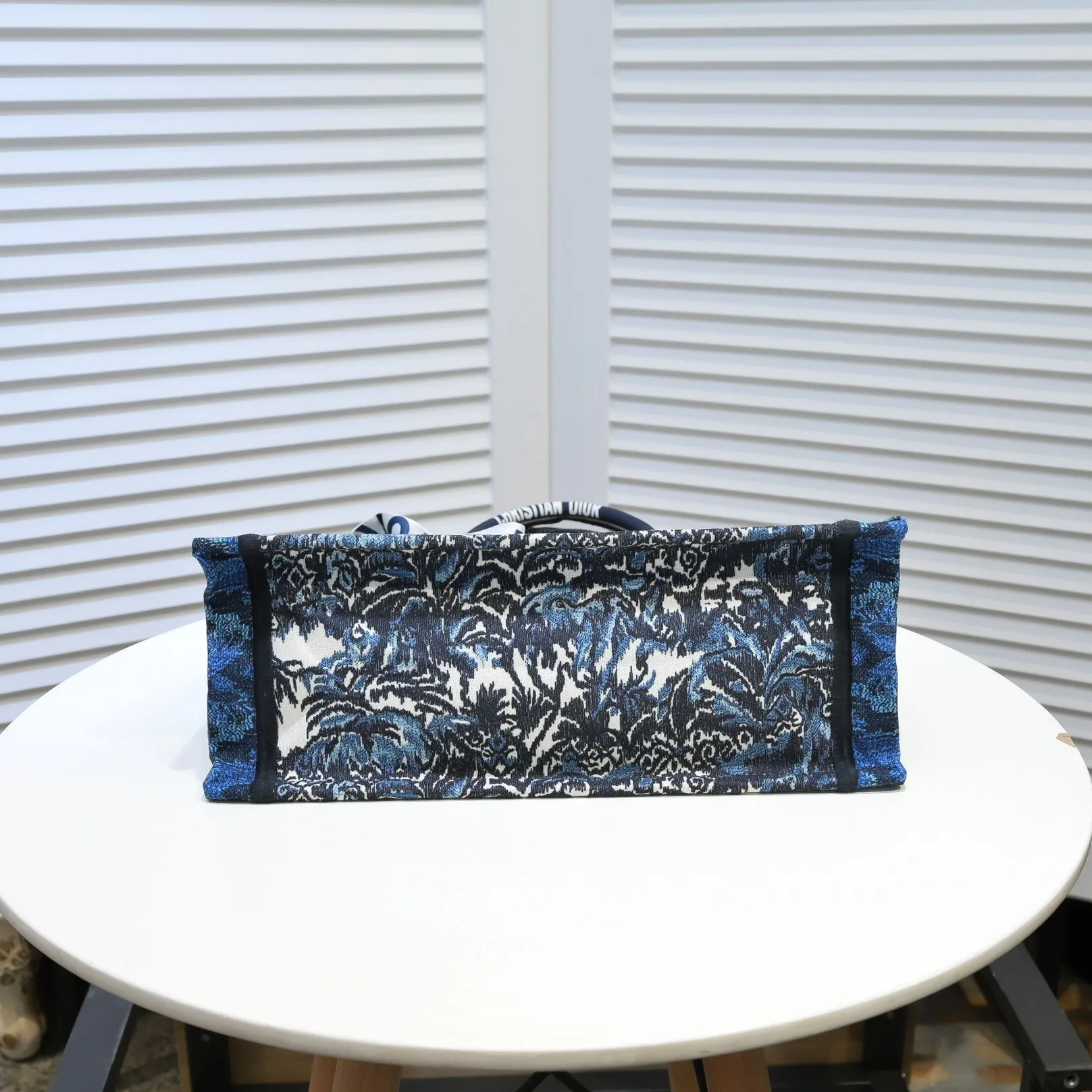 💰340￥Small size with silk scarf and overlock🔜Dior new shopping bag at Dior counter! Counters are updated simultaneously! Limited edition of the same style as the stars! Super stylish! Imported fabric👍high-end quality! Model: 8034 Size: 36*27*16cm