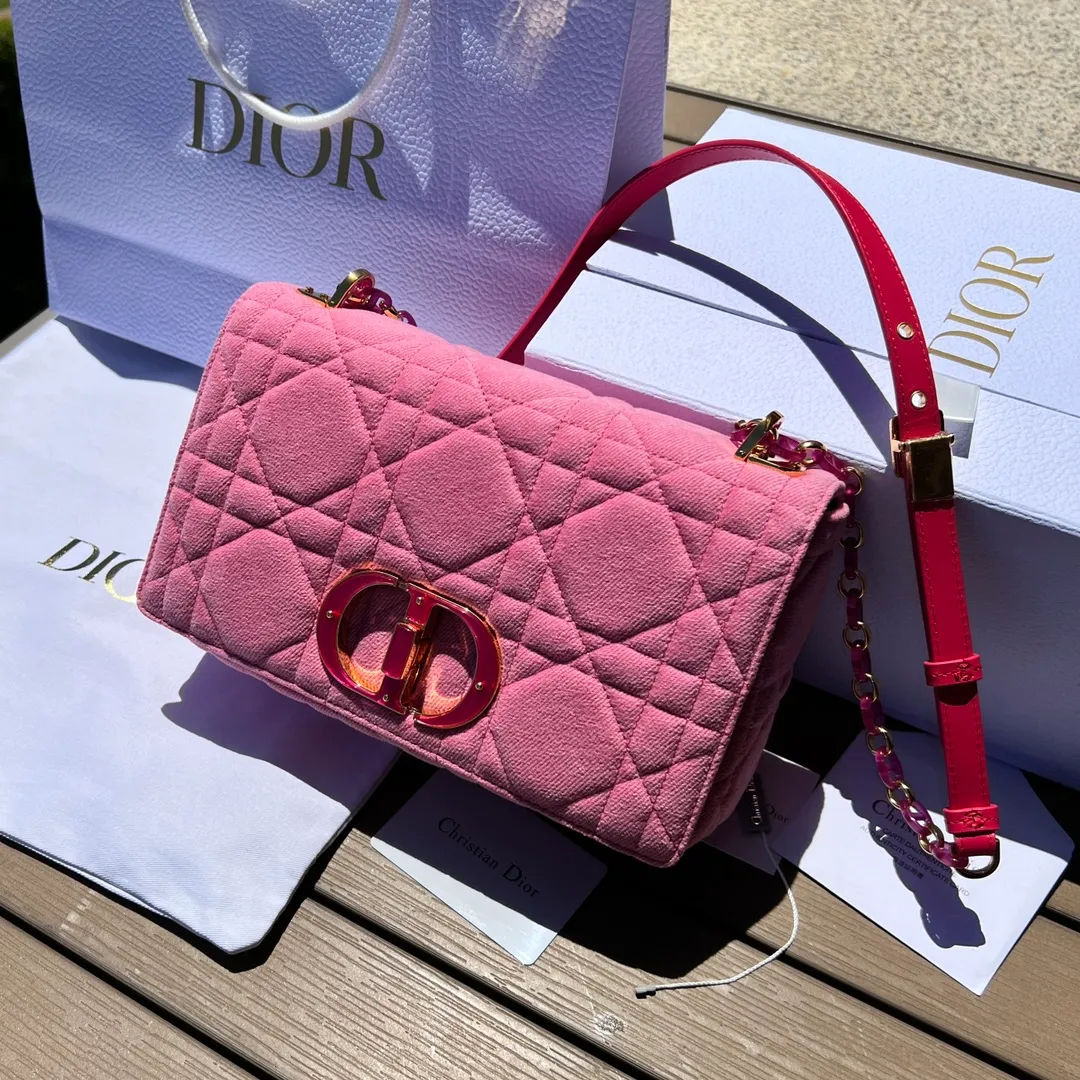 Top upgraded version💰1900 Size: 25.5×15.5×8cm Dior overseas channel resources exclusively offer Caro handbag❗️This Dior Caro handbag combines modern fashion with classic elegance, highlighting the popular style of the series. Crafted from bright pink denim, it features original quilted-effect oversized cannage topstitching and a flap embellished with a neon pink transparent resin knob-style "CD" clasp. Medium style, equipped with a detachable metal and transparent resin "CD" chain shoulder strap, which can be carried by hand, shoulder or cross-body. It can also be replaced with Dor's embroidered wide shoulder strap to embellish daily looks or add a bright finishing touch to evening wear.
