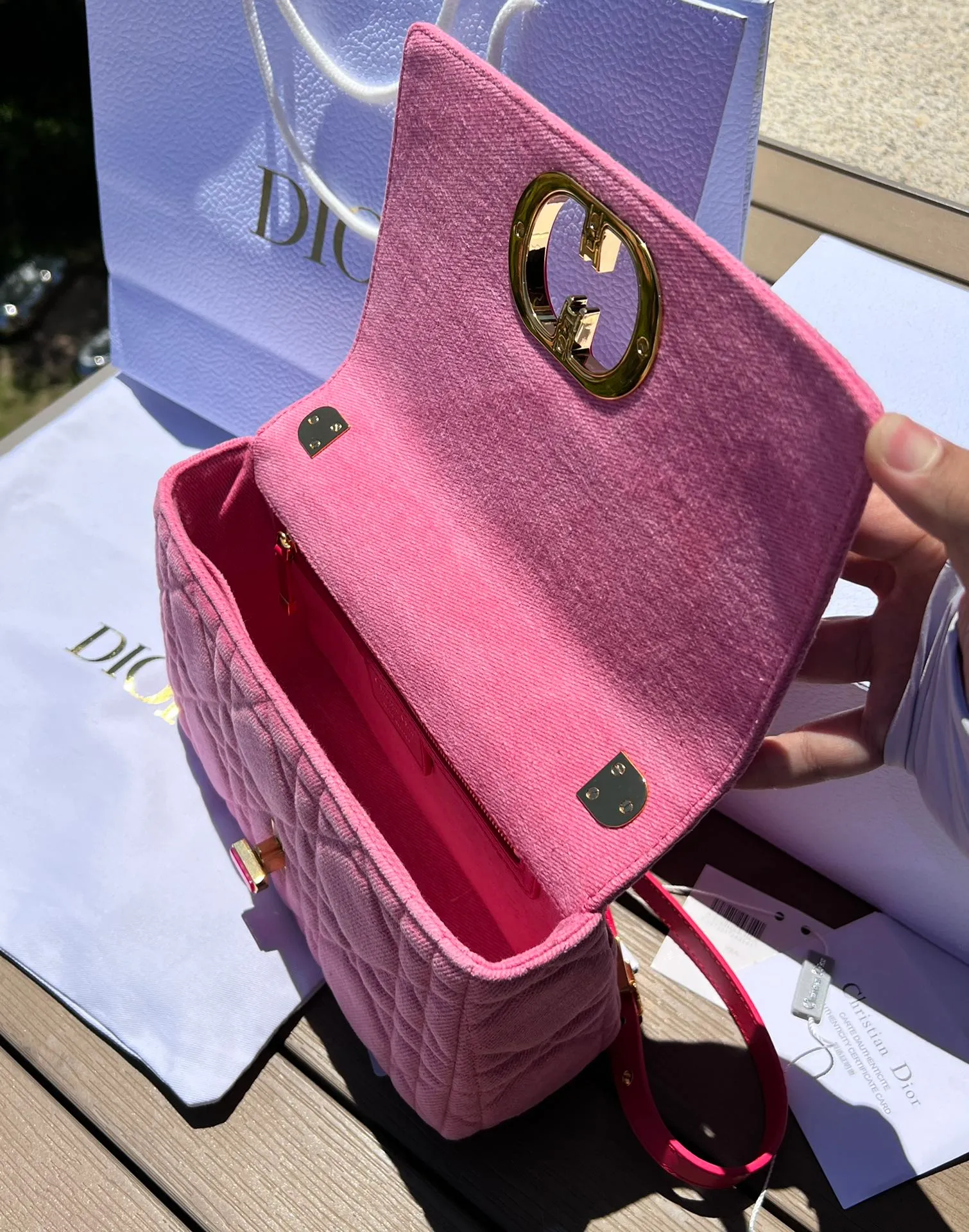 Top upgraded version💰1900 Size: 25.5×15.5×8cm Dior overseas channel resources exclusively offer Caro handbag❗️This Dior Caro handbag combines modern fashion with classic elegance, highlighting the popular style of the series. Crafted from bright pink denim, it features original quilted-effect oversized cannage topstitching and a flap embellished with a neon pink transparent resin knob-style "CD" clasp. Medium style, equipped with a detachable metal and transparent resin "CD" chain shoulder strap, which can be carried by hand, shoulder or cross-body. It can also be replaced with Dor's embroidered wide shoulder strap to embellish daily looks or add a bright finishing touch to evening wear.