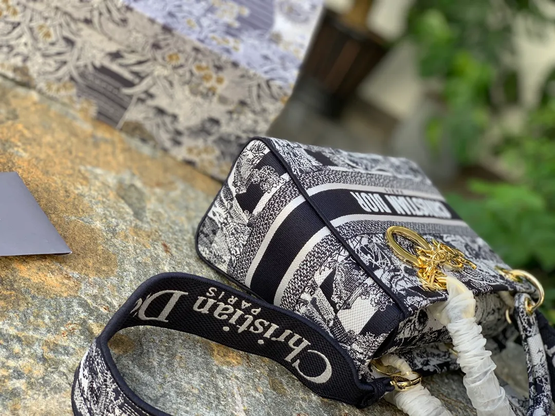 ❗️❗️❗️Free shipping with SF Express for year-end events❗️❗️❗️💰1800 Size: 24 x 20 x 11 CM horizontal striped tiger style. Original factory channel goods! The style is the Lady series, which is extremely popular and harder to buy than the saddle bag! Classic jacquard embroidery is added to the classic Princess Diana silhouette! The moment I saw it, I was very sure that it has been and will continue to be the most worth-buying D-family staple this year! The official price of the product is 40,000➕ at the counter, and a pack is hard to find. My fondness for it is not just love at first sight, but after I carry it on my back, I have to admit: I should buy it!