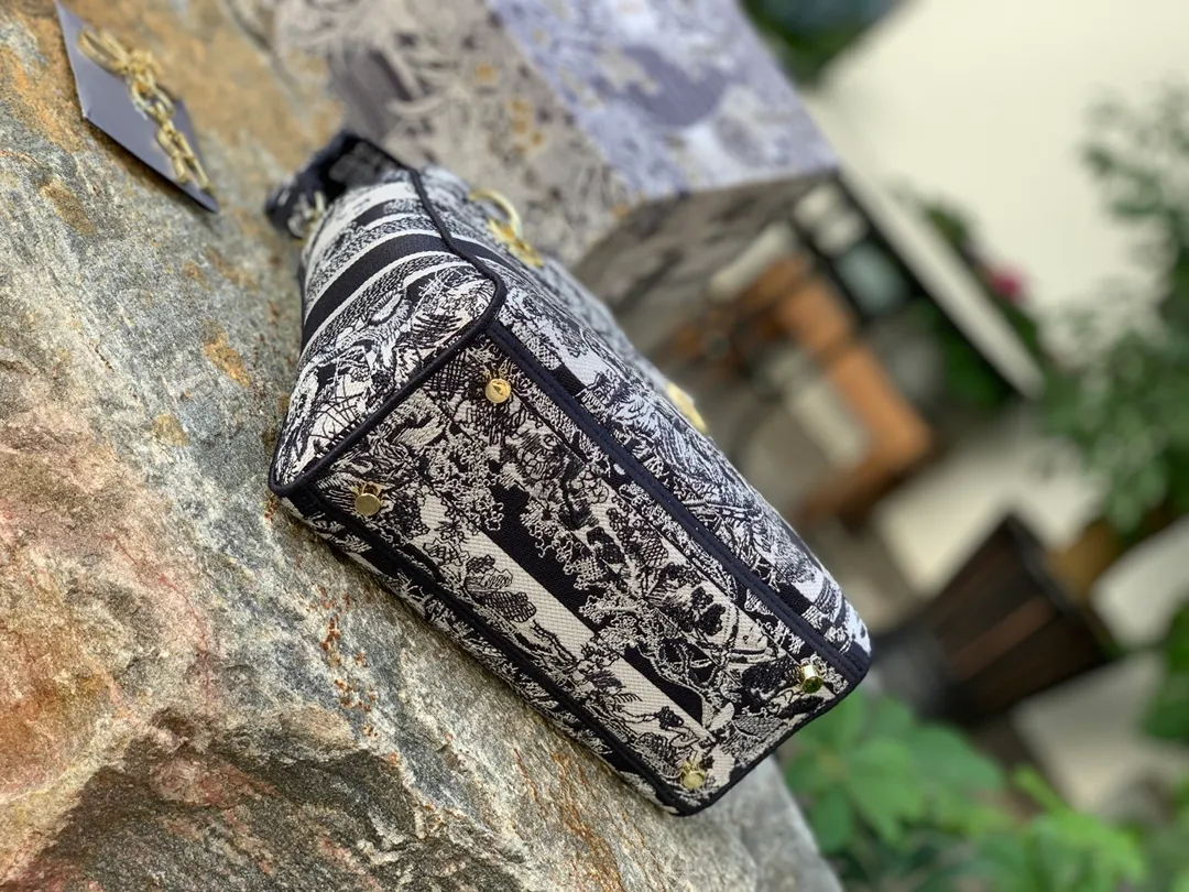 ❗️❗️❗️Free shipping with SF Express for year-end events❗️❗️❗️💰1800 Size: 24 x 20 x 11 CM horizontal striped tiger style. Original factory channel goods! The style is the Lady series, which is extremely popular and harder to buy than the saddle bag! Classic jacquard embroidery is added to the classic Princess Diana silhouette! The moment I saw it, I was very sure that it has been and will continue to be the most worth-buying D-family staple this year! The official price of the product is 40,000➕ at the counter, and a pack is hard to find. My fondness for it is not just love at first sight, but after I carry it on my back, I have to admit: I should buy it!