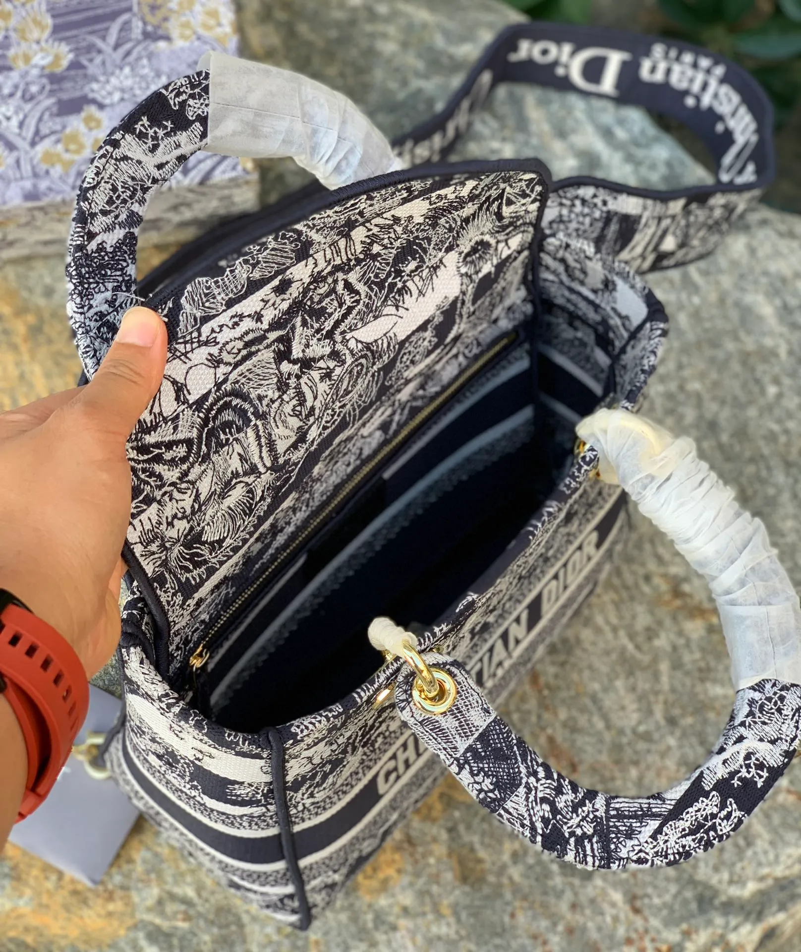 ❗️❗️❗️Free shipping with SF Express for year-end events❗️❗️❗️💰1800 Size: 24 x 20 x 11 CM horizontal striped tiger style. Original factory channel goods! The style is the Lady series, which is extremely popular and harder to buy than the saddle bag! Classic jacquard embroidery is added to the classic Princess Diana silhouette! The moment I saw it, I was very sure that it has been and will continue to be the most worth-buying D-family staple this year! The official price of the product is 40,000➕ at the counter, and a pack is hard to find. My fondness for it is not just love at first sight, but after I carry it on my back, I have to admit: I should buy it!