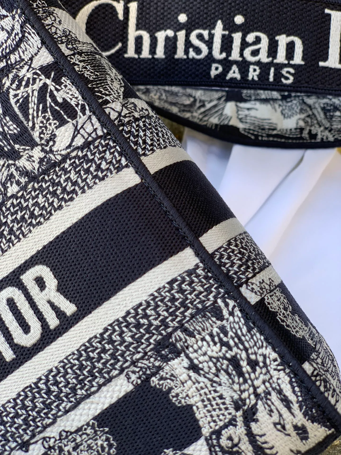 ❗️❗️❗️Free shipping with SF Express for year-end events❗️❗️❗️💰1800 Size: 24 x 20 x 11 CM horizontal striped tiger style. Original factory channel goods! The style is the Lady series, which is extremely popular and harder to buy than the saddle bag! Classic jacquard embroidery is added to the classic Princess Diana silhouette! The moment I saw it, I was very sure that it has been and will continue to be the most worth-buying D-family staple this year! The official price of the product is 40,000➕ at the counter, and a pack is hard to find. My fondness for it is not just love at first sight, but after I carry it on my back, I have to admit: I should buy it!