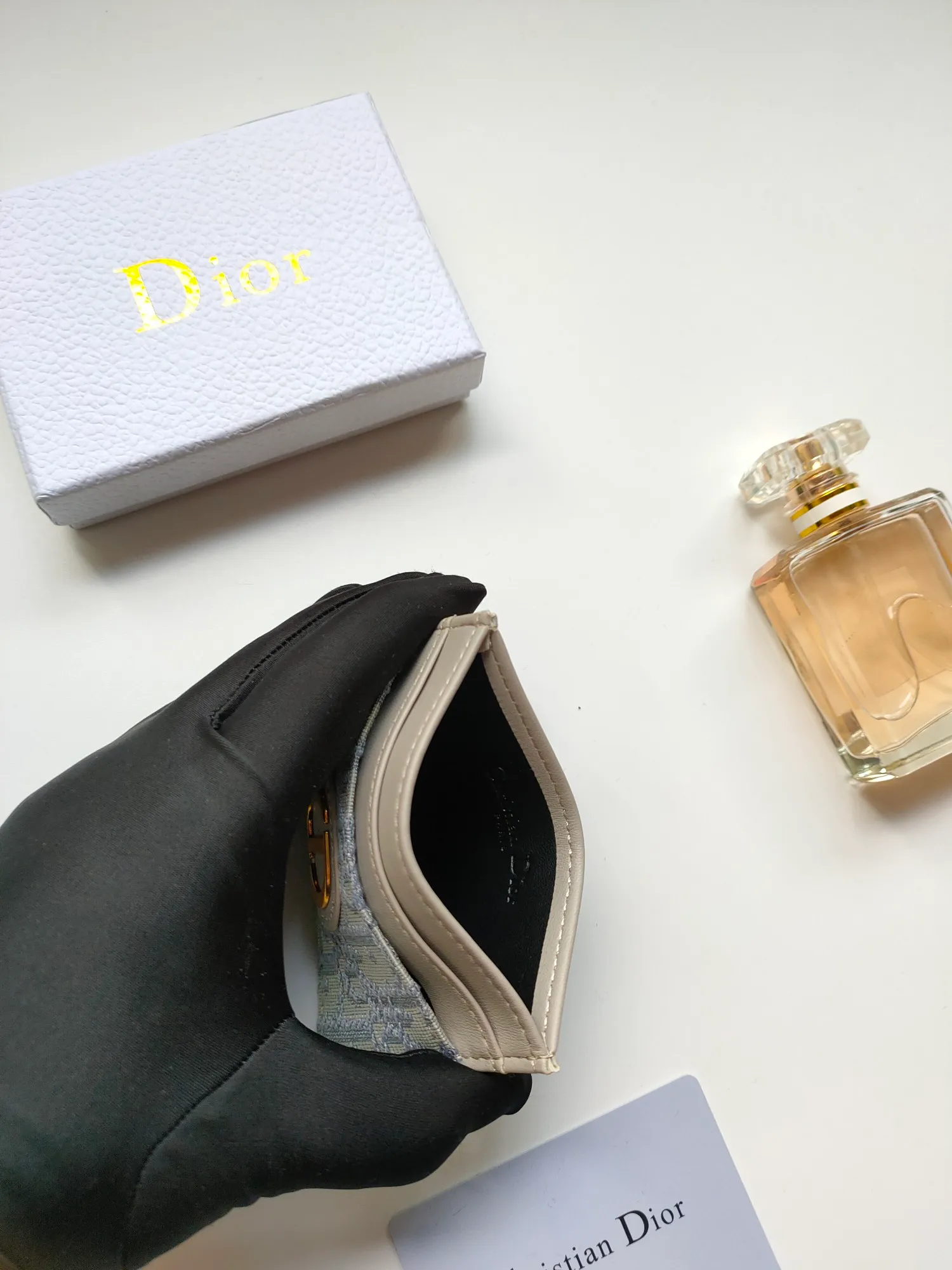 ￥90😍DIOR’s new S2152 30Montaigne card holder is elegant and practical. Crafted from blue Oblique printed fabric, it features a CD logo on the front and five card slots. Pair with other 30 Montaigne pieces for a stylish and elegant look. Size: 10.5*7.5cm