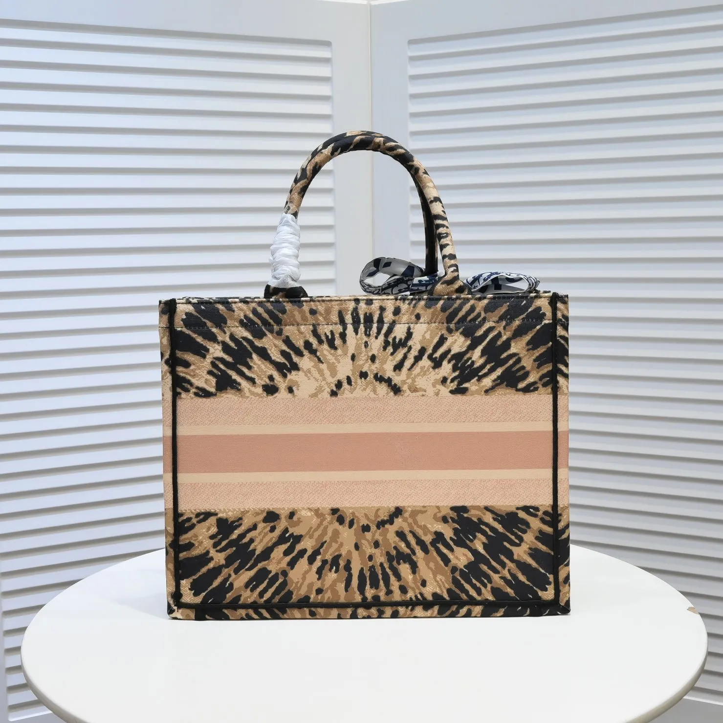 💰340￥Small size with silk scarf and overlock🔜Dior new shopping bag at Dior counter! Counters are updated simultaneously! Limited edition of the same style as the stars! Super stylish! Imported fabric👍high-end quality! Model: 8034 Size: 36*27*16cm