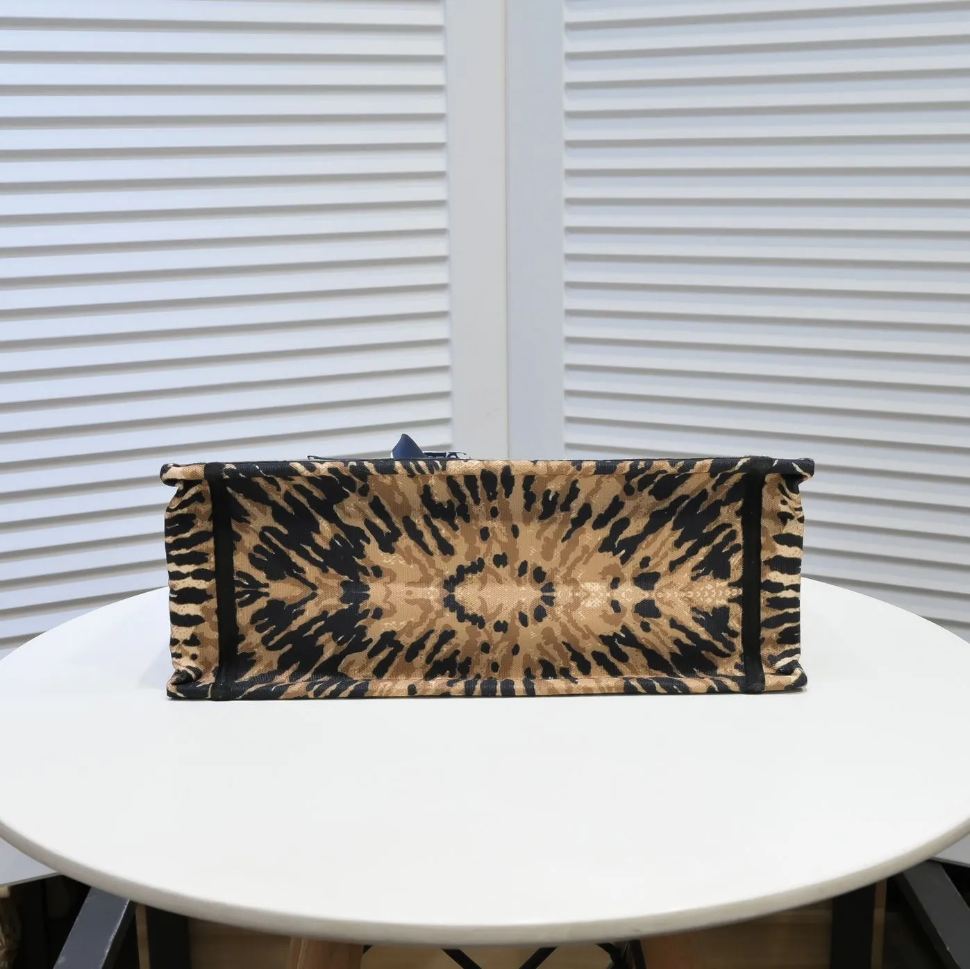 💰340￥Small size with silk scarf and overlock🔜Dior new shopping bag at Dior counter! Counters are updated simultaneously! Limited edition of the same style as the stars! Super stylish! Imported fabric👍high-end quality! Model: 8034 Size: 36*27*16cm