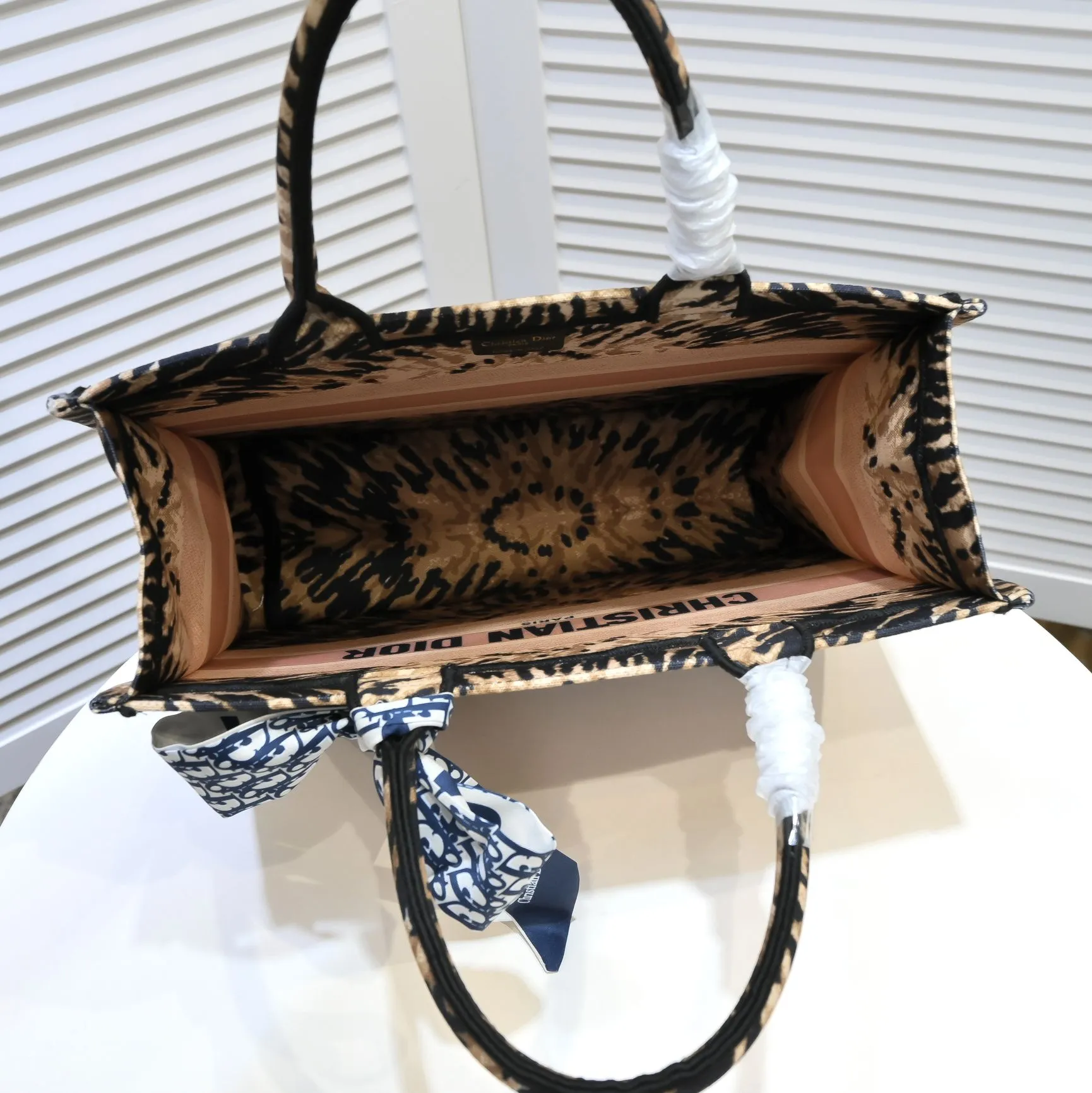 💰340￥Small size with silk scarf and overlock🔜Dior new shopping bag at Dior counter! Counters are updated simultaneously! Limited edition of the same style as the stars! Super stylish! Imported fabric👍high-end quality! Model: 8034 Size: 36*27*16cm