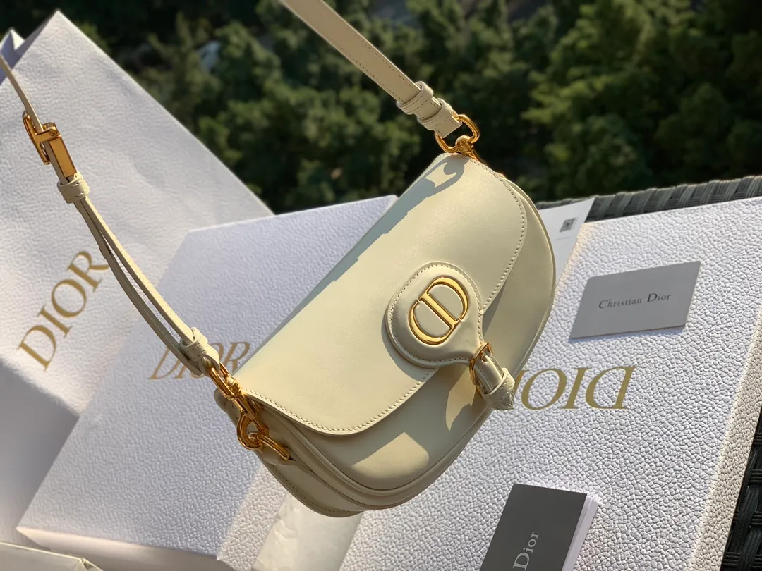 ❗️❗️❗️Free shipping with SF Express for year-end events❗️❗️❗️💰1560 Size: 22 x 13 x 5 CM milky white bobby underarm bag! Products from overseas channels, original raw materials, great texture! This Dior Bobby East-West crescent handbag is a new item this season. It is carefully made of milky white smooth cow leather. The suede lining adds a soft texture. I love it from the bag shape to the leather texture. The shoulder strap is detachable and can easily be used as a multi-purpose bag. It can be used as a shoulder bag, a cross-body bag, or a clutch bag. It is versatile with the concave shape. The style is as simple and high-end as ever, and it is simply a must-have for exquisite and elegant women!