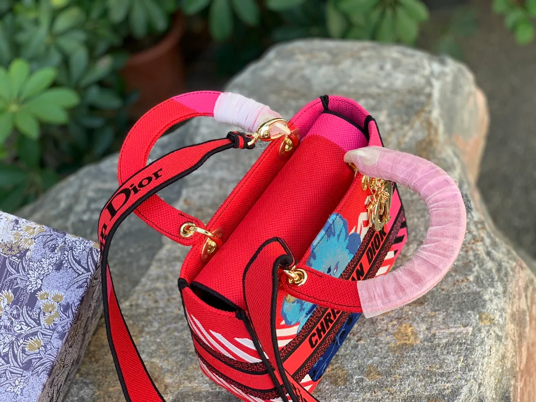 ❗️❗️❗️Free shipping with SF Express for year-end events❗️❗️❗️💰1800 Size: 24 x 20 x 11 CM Red. Shipped from overseas original factory channels! This lady belongs to the classic Princess Diana series. Compared with the Princess Diana bag, it inherits its retro and minimalist appearance, but the lines of the bag are no longer tough style. It took more than 15 hours and 2 million stitches of jacquard embroidery to form. Whether it is the feel or texture, people can feel the classic and elegant temperament of the D family! If you want genuine D oblique presbyopia, it must be ours! The knowledge of the fabric itself is amazing. Only products like ours that can be easily carried into the counter are worth buying!