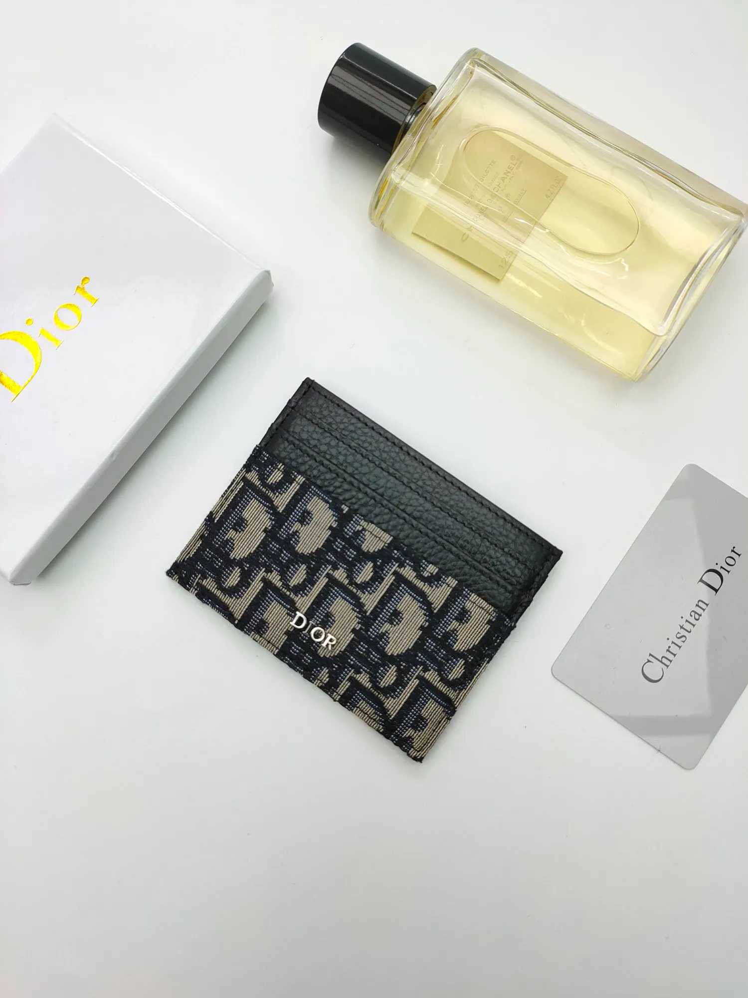 ￥90 [Rose] This Dior card holder is elegant and refined 😍 Carefully made of Dior jacquard fabric and cowhide [strong] decorated with Oblique print. There are 3 card slots on each side and 1 card slot on the top, which is exquisite and exquisite in shape. Style number: C135 Size: 10*8cm
