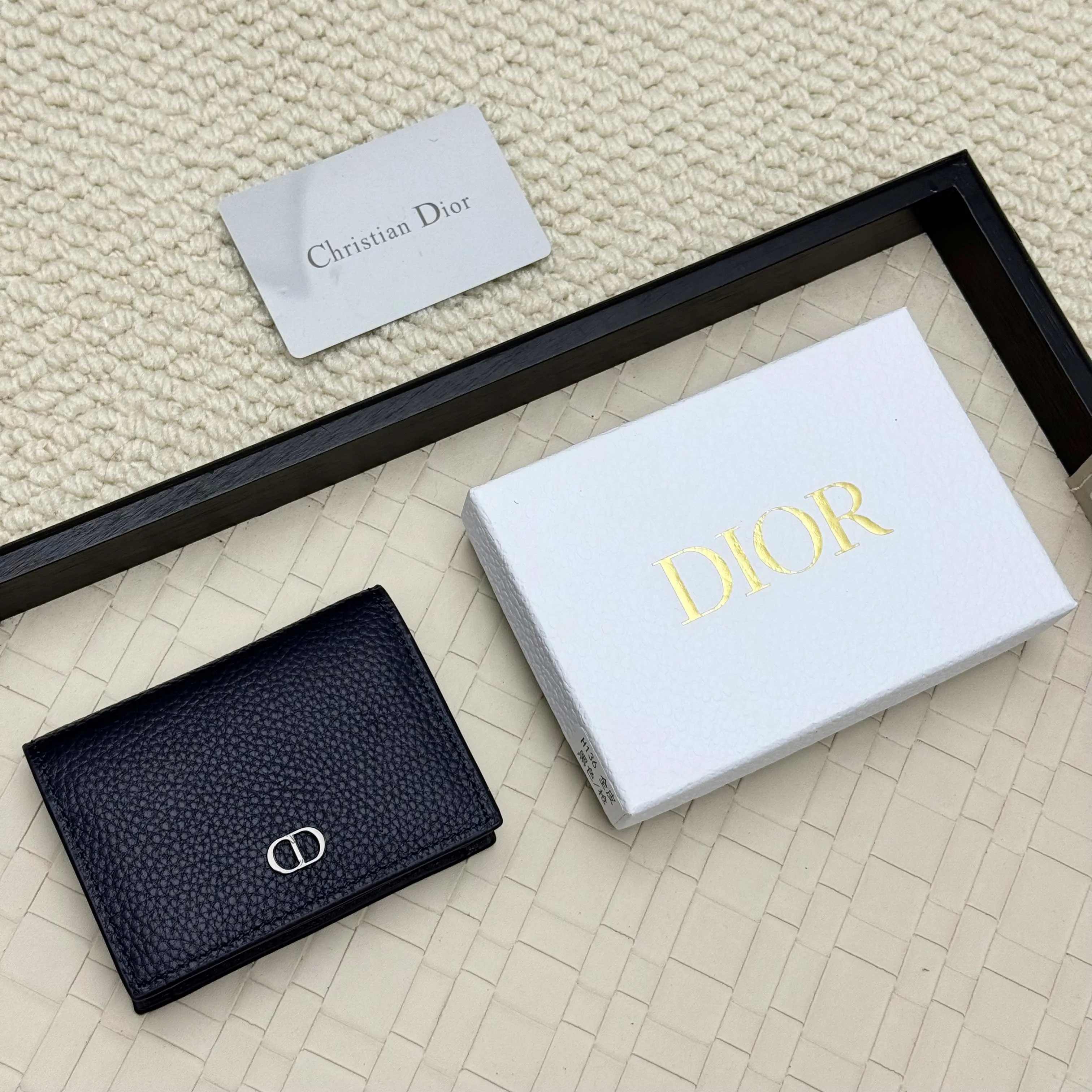 ￥120💰Business card holder is practical and exquisite👏🏻The interior is made of black smooth cowhide. Featuring an interior gusseted compartment with card slots, and a flip-top lid with two card slots. "DIOR" logo on the front and interior. No.: 136 Size: 10*6.8*2cm