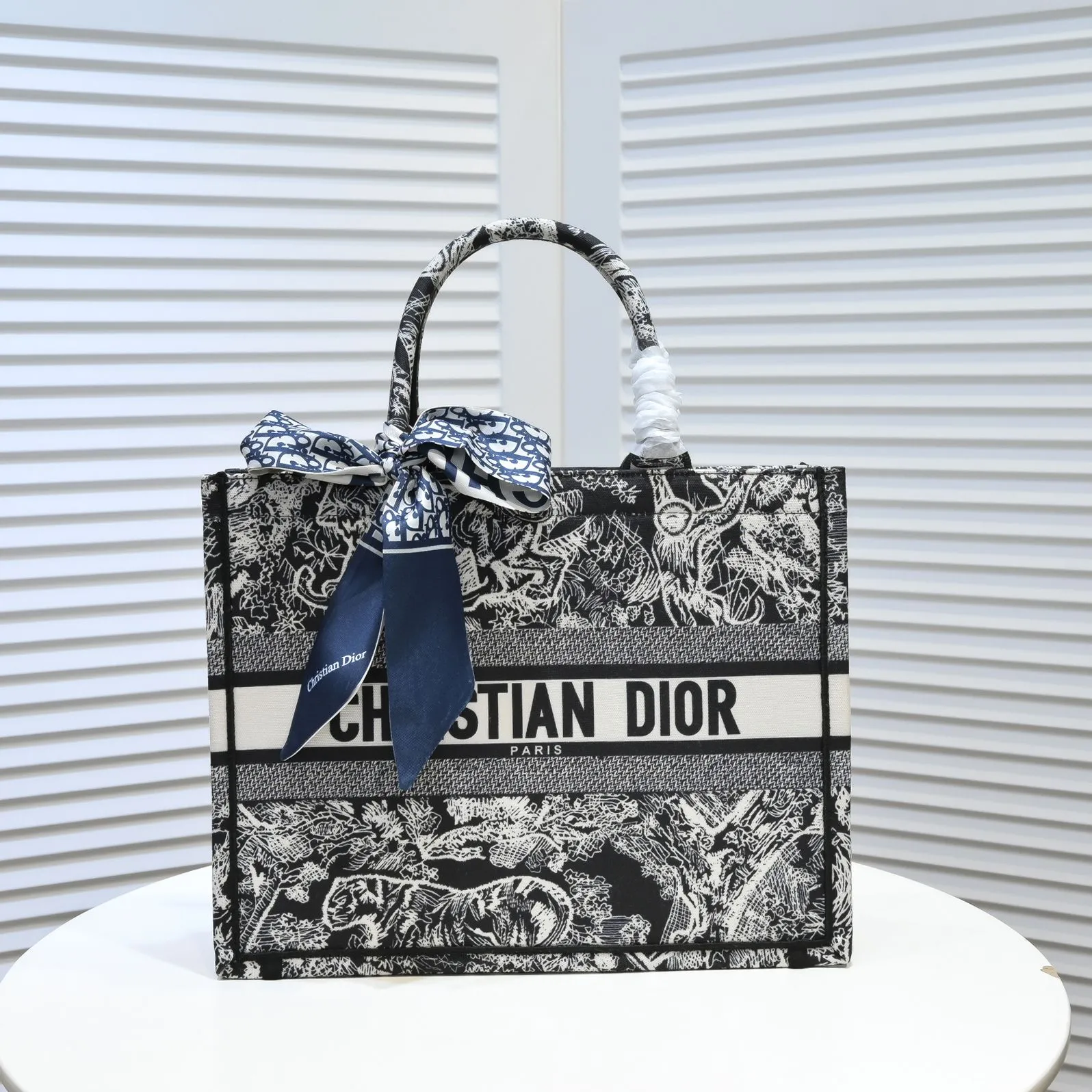 💰340￥Small size with silk scarf and overlock🔜Dior new shopping bag at Dior counter! Counters are updated simultaneously! Limited edition of the same style as the stars! Super stylish! Imported fabric👍high-end quality! Model: 8034 Size: 36*27*16cm