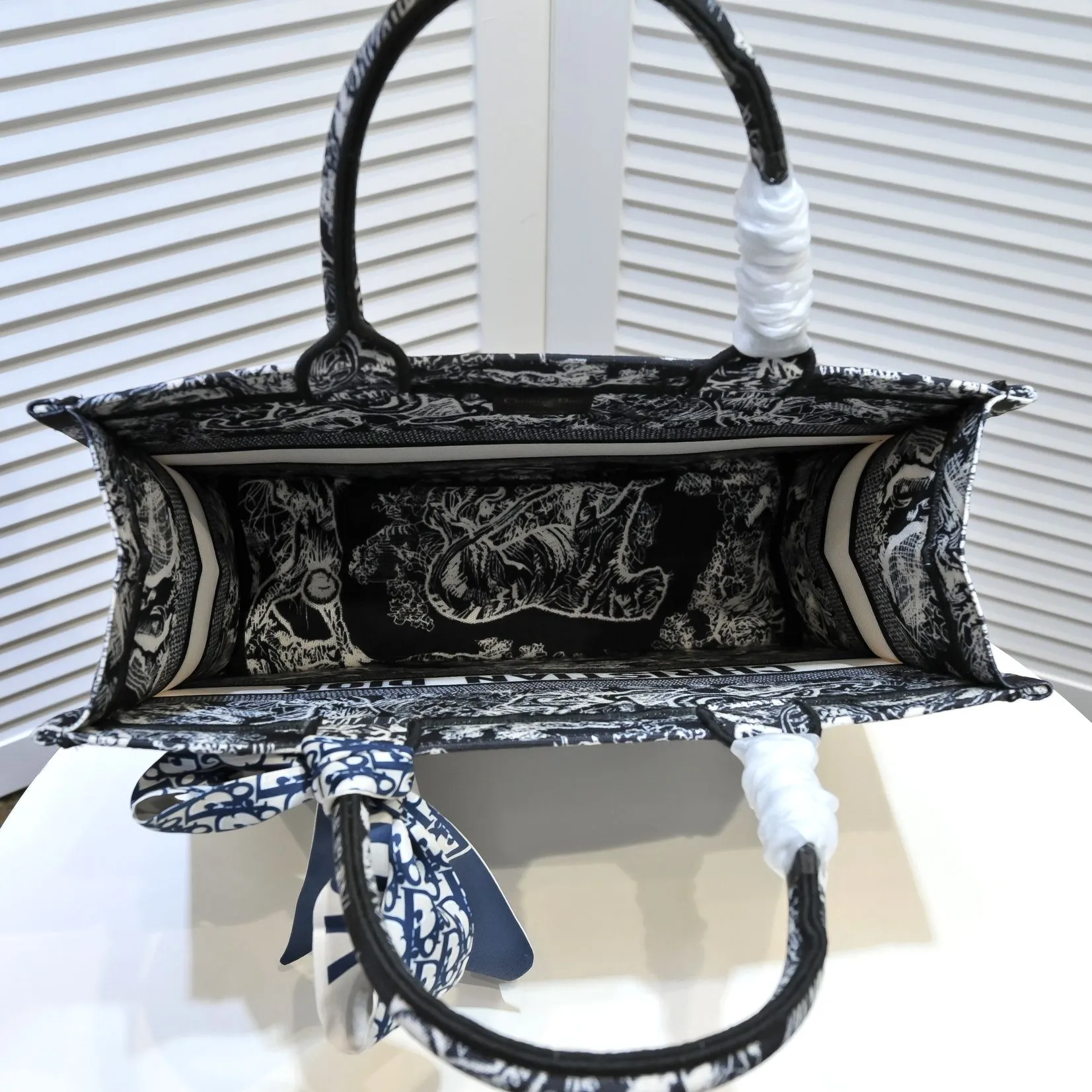 💰340￥Small size with silk scarf and overlock🔜Dior new shopping bag at Dior counter! Counters are updated simultaneously! Limited edition of the same style as the stars! Super stylish! Imported fabric👍high-end quality! Model: 8034 Size: 36*27*16cm