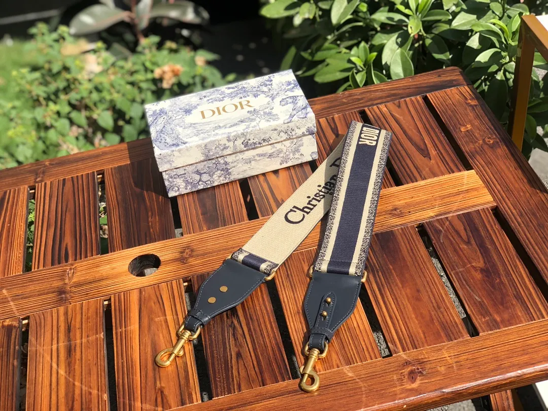❗️❗️❗️Free shipping with SF Express for year-end events❗️❗️❗️💰600 Size: 95 cm x 6 cm DIOR* classic blue logo shoulder strap! ! Original factory channels! Imported matte cotton thread embroidery, imported pure copper hardware, handmade craftsmanship! A shoulder strap can sell for nearly RMB 10,000. It is of counter quality and is still valuable even if you sell it second-hand! DIO*R's embroidered shoulder strap is a unique accessory, featuring the "Christian Dior" signature in the center and black cowhide leather outlines on the sides. Comes with vintage gold metal hooks on both ends! ! Not only can it be matched with any DIOR handbag to show your individual style! It can also be paired with other handbags! It can add artistic characteristics to every bag and express an extraordinary aura! !