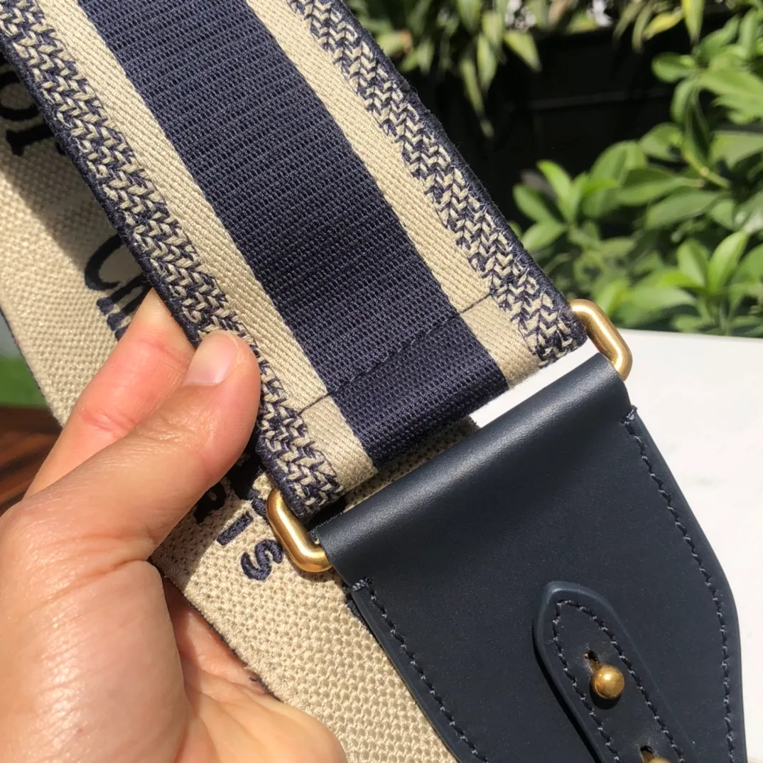 ❗️❗️❗️Free shipping with SF Express for year-end events❗️❗️❗️💰600 Size: 95 cm x 6 cm DIOR* classic blue logo shoulder strap! ! Original factory channels! Imported matte cotton thread embroidery, imported pure copper hardware, handmade craftsmanship! A shoulder strap can sell for nearly RMB 10,000. It is of counter quality and is still valuable even if you sell it second-hand! DIO*R's embroidered shoulder strap is a unique accessory, featuring the "Christian Dior" signature in the center and black cowhide leather outlines on the sides. Comes with vintage gold metal hooks on both ends! ! Not only can it be matched with any DIOR handbag to show your individual style! It can also be paired with other handbags! It can add artistic characteristics to every bag and express an extraordinary aura! !