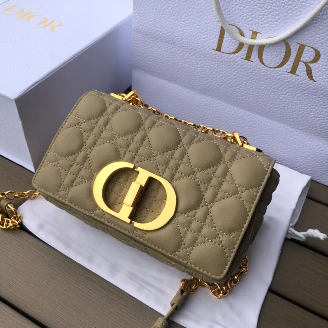 ❗️❗️❗️Free shipping with SF Express for year-end events❗️❗️❗️💰1800 Size: 20×12×7cm Specially available from Dior overseas channel resources❗️This Dior caro handbag combines elegance and modern style. Crafted from supple cow leather with cannage pattern topstitching. The flip cover is decorated with a metal knob-style "CD" clasp with an antique gold finish, and is paired with a detachable "CD" logo chain shoulder strap, which can be carried by hand, shoulder or cross-body. It can be replaced with an embroidered wide shoulder strap to embellish daily looks or add a bright finishing touch to evening wear.