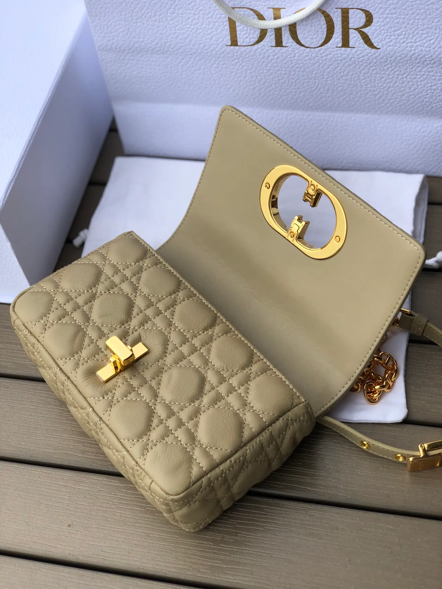 ❗️❗️❗️Free shipping with SF Express for year-end events❗️❗️❗️💰1800 Size: 20×12×7cm Specially available from Dior overseas channel resources❗️This Dior caro handbag combines elegance and modern style. Crafted from supple cow leather with cannage pattern topstitching. The flip cover is decorated with a metal knob-style "CD" clasp with an antique gold finish, and is paired with a detachable "CD" logo chain shoulder strap, which can be carried by hand, shoulder or cross-body. It can be replaced with an embroidered wide shoulder strap to embellish daily looks or add a bright finishing touch to evening wear.