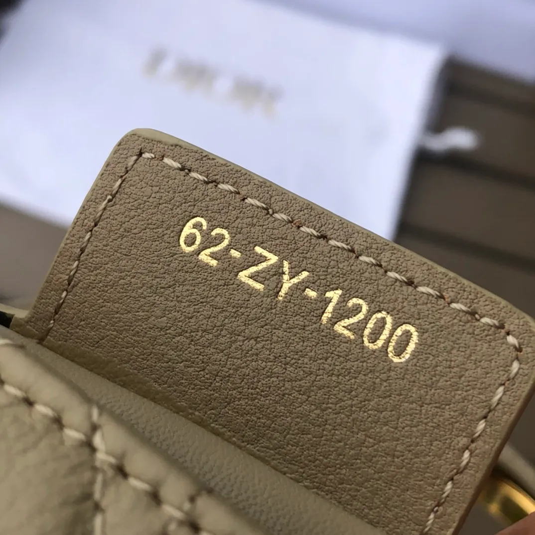 ❗️❗️❗️Free shipping with SF Express for year-end events❗️❗️❗️💰1800 Size: 20×12×7cm Specially available from Dior overseas channel resources❗️This Dior caro handbag combines elegance and modern style. Crafted from supple cow leather with cannage pattern topstitching. The flip cover is decorated with a metal knob-style "CD" clasp with an antique gold finish, and is paired with a detachable "CD" logo chain shoulder strap, which can be carried by hand, shoulder or cross-body. It can be replaced with an embroidered wide shoulder strap to embellish daily looks or add a bright finishing touch to evening wear.
