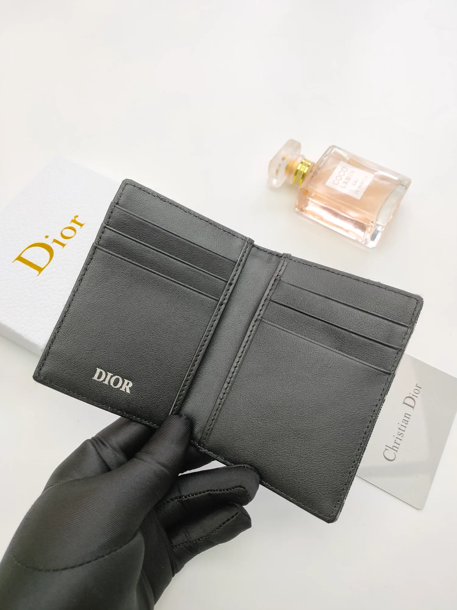 ￥100💰Dior bi-fold card holder is practical and exquisite🌹and beautiful in appearance. Style No.: 138 Crafted in Oblique printed fabric on the outside and black calfskin on the inside respectively⚡highlighting Dior’s savoir-faire. There are three card slots on each side and two compartments for cash and receipts. Size:8.2*11.2cm