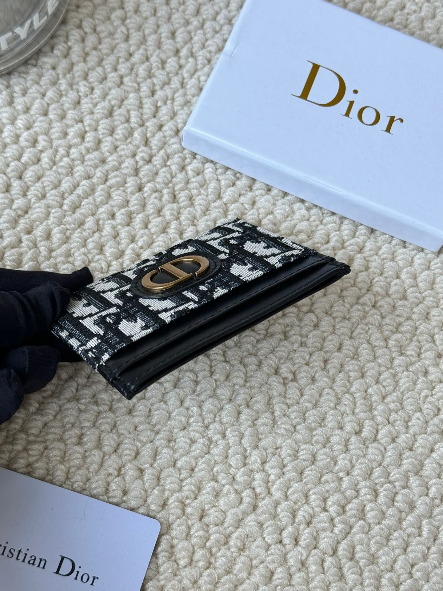 💰110 dior's card holder -30 Montaigne card holder is exquisite and elegant. Made of blue jacquard fabric, detailed with Oblique print and CD logo on the front. Practical and compact, it can store small daily necessities and can be easily put into various handbags. CD logo on front 2 card slots 1 patch pocket Number: S2152 Dimensions: 10 x 7.5 x 0.5 cm