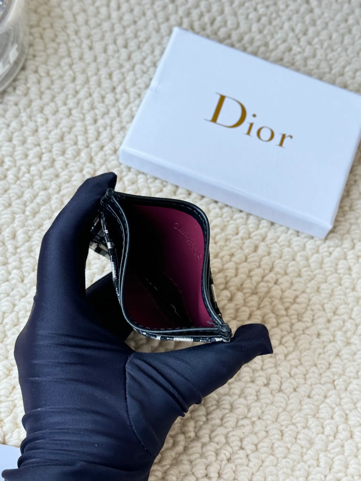 💰110 dior's card holder -30 Montaigne card holder is exquisite and elegant. Made of blue jacquard fabric, detailed with Oblique print and CD logo on the front. Practical and compact, it can store small daily necessities and can be easily put into various handbags. CD logo on front 2 card slots 1 patch pocket Number: S2152 Dimensions: 10 x 7.5 x 0.5 cm