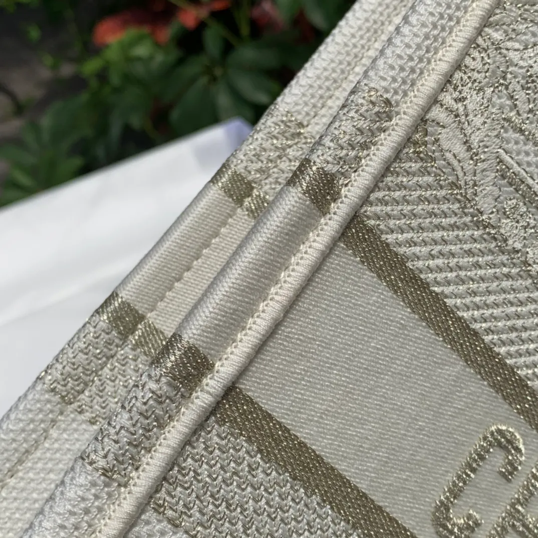 ❗️❗️❗️Free shipping with SF Express for year-end events❗️❗️❗️💰1500 Size 36 x 27.5 x 16.5 CM Pure European overseas channel goods! D’s tote is so popular! This series has always been out of stock and replenished. In the latest season, the counter launched a horizontal striped blue tiger tote bag! It still uses blue tiger as the base, but adds a horizontal stripe design on the surface of the bag. The upper body is more beautiful and special, and it is easy to carry and photogenic! The return rate is 100% when it comes out, so if you haven’t bought this series before, buy it now!