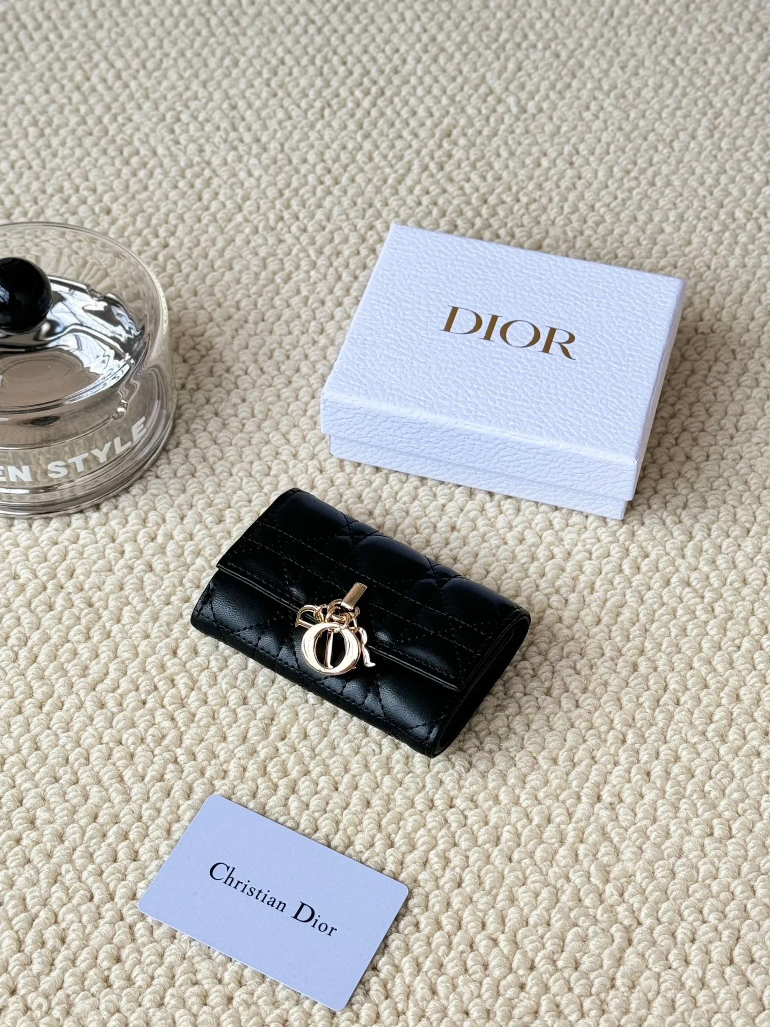 💰160 No.: S0966ONMJ_M413 Size: 11x7.5x2.5cm This My Dior Glycine wallet is compact, practical and unique. Crafted from blush pink sheepskin, it is decorated with a cannage pattern and features a D.I.O.R. charm on the front to enhance the style. Elegant and refined, it can store a variety of daily necessities, is suitable for various occasions, and can be matched with other My Dior items. Front D.I.O.R. charm 2 card slots 1 zipped compartment 1 spacious interior compartment Made in Italy