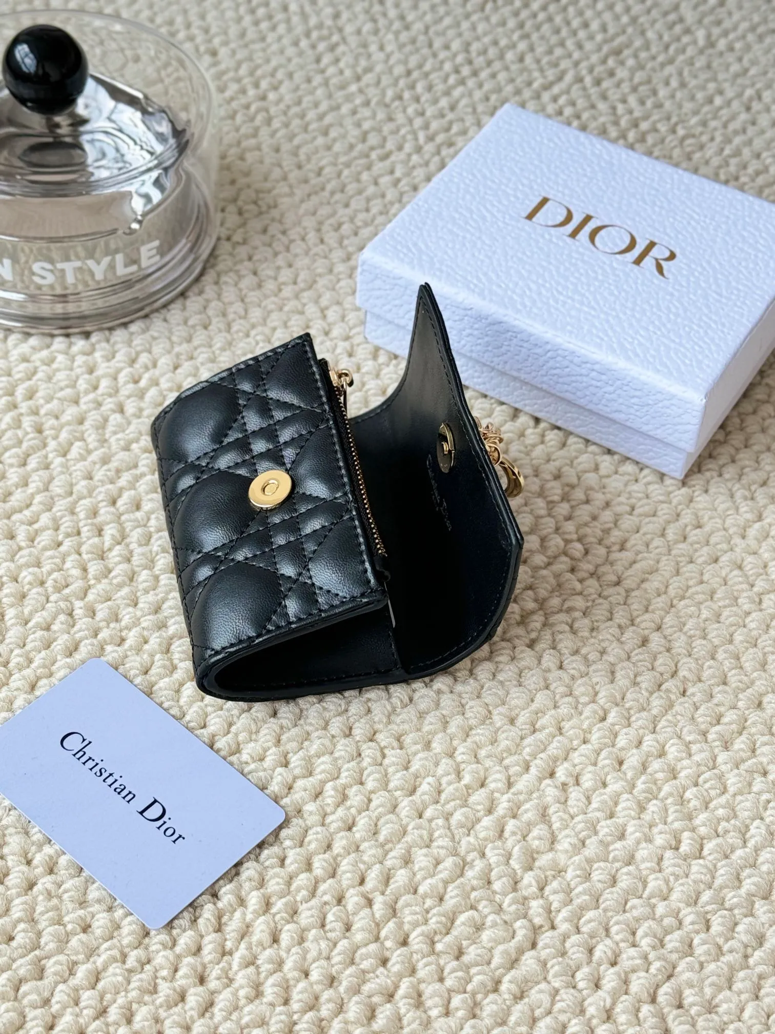 💰160 No.: S0966ONMJ_M413 Size: 11x7.5x2.5cm This My Dior Glycine wallet is compact, practical and unique. Crafted from blush pink sheepskin, it is decorated with a cannage pattern and features a D.I.O.R. charm on the front to enhance the style. Elegant and refined, it can store a variety of daily necessities, is suitable for various occasions, and can be matched with other My Dior items. Front D.I.O.R. charm 2 card slots 1 zipped compartment 1 spacious interior compartment Made in Italy