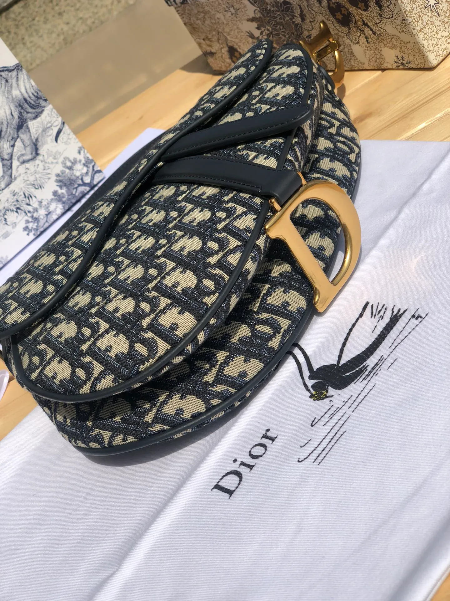 Top upgraded version 💰1360 Size: 25×20×6.5cm Dior overseas channel resources specialize in saddle bag large size ❗️The most classic color scheme of Dior Saddle Bag is of course Oblique jacquard, embellished with cow leather and golden retro metal accessories. Can be used as a shoulder or hand carry. The bag cover presents a natural curvature, and the flip-top suction buckle design is simple and elegant, highlighting the perfect and exquisite craftsmanship of the bag. This saddle bag caused a sensation in the fashion world when it was first launched, not only leading the trend of retro style. The Dior saddle bag is a retro tool. Pick it up and you will immediately get the strongest retro style.
